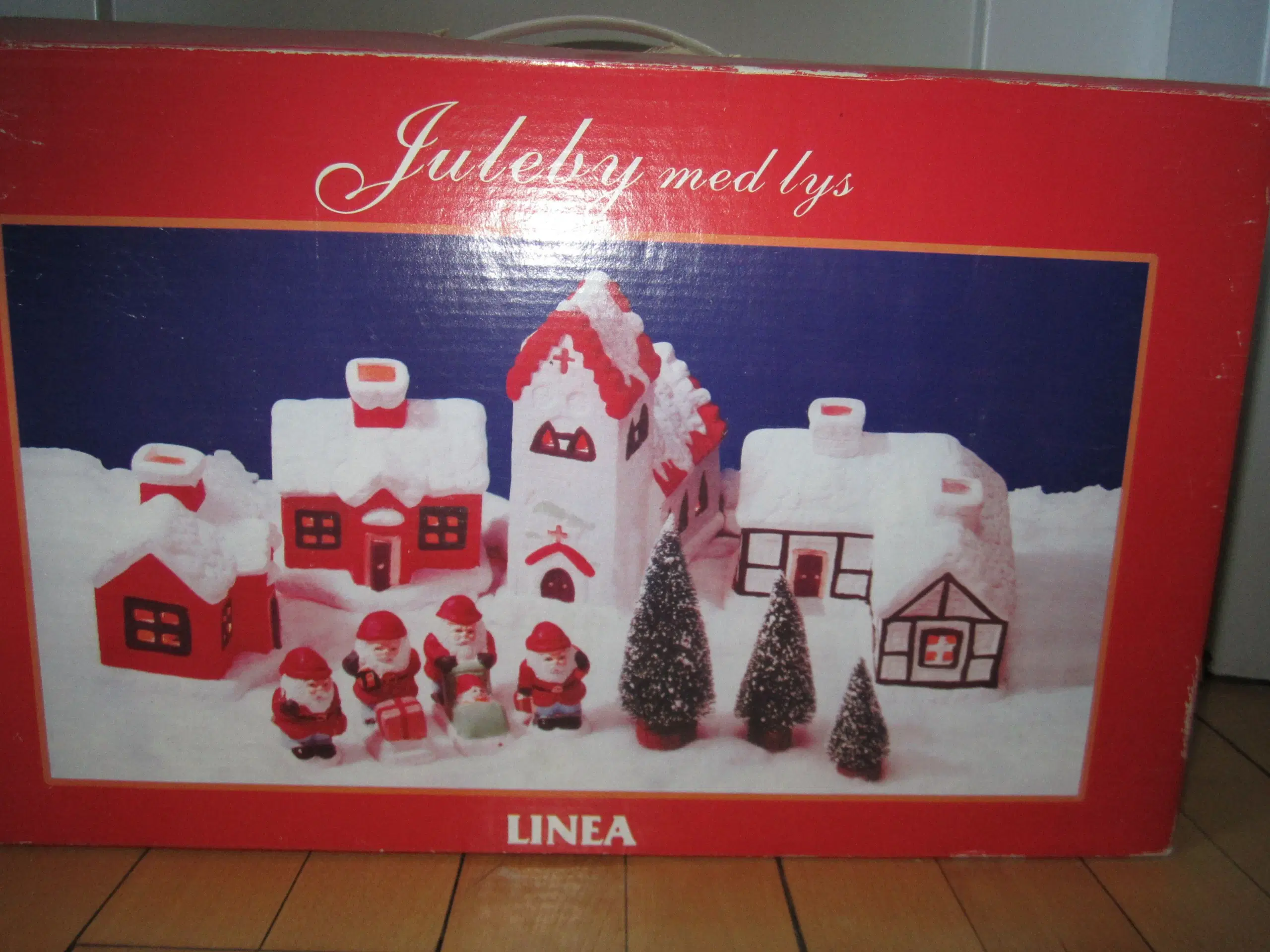 Retro DEN SØDESTE JULEBY MED LYS