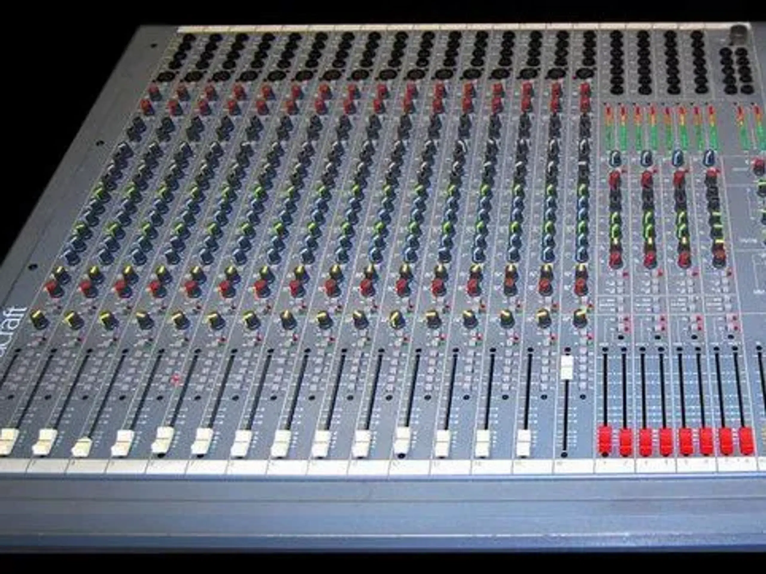 Soundcraft 16-8-2 mixer