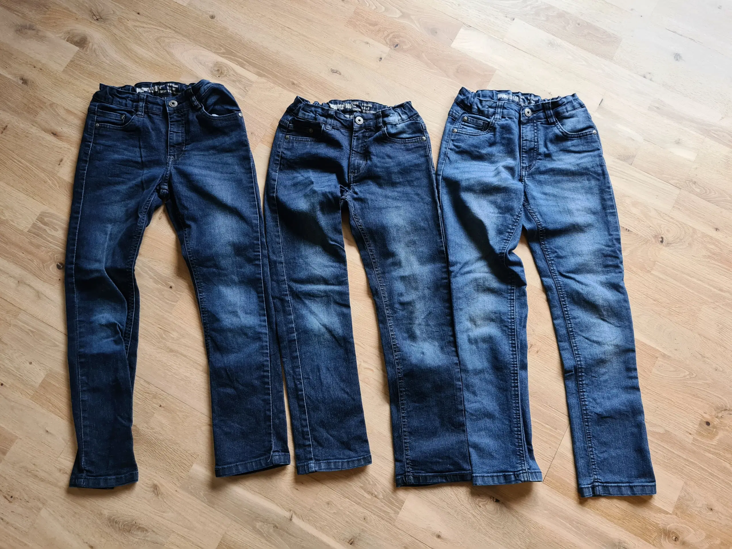 Jeans str 134 og 140