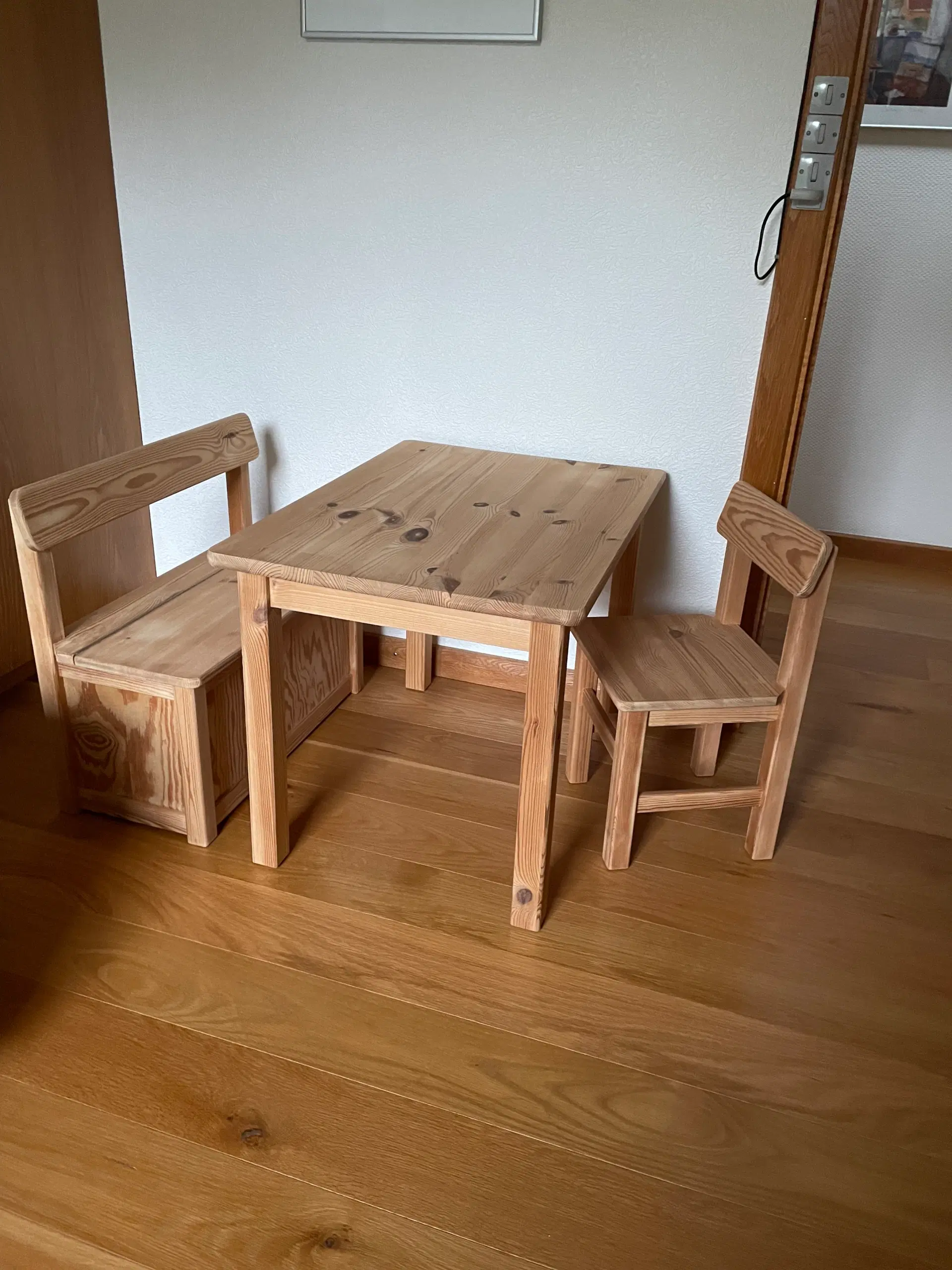 Børnesæt ( bord bænk og stol) i fyr