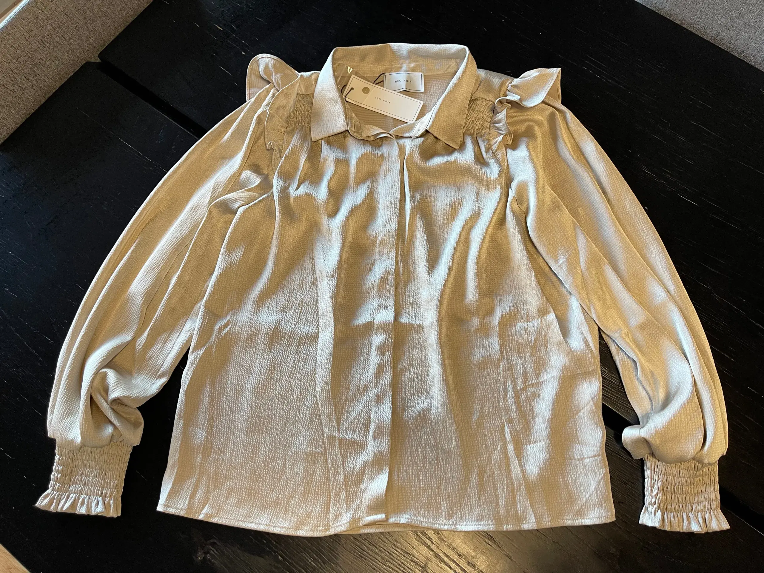 Ny NEO NOIR Olisa Crepe Blouse sandfarvet