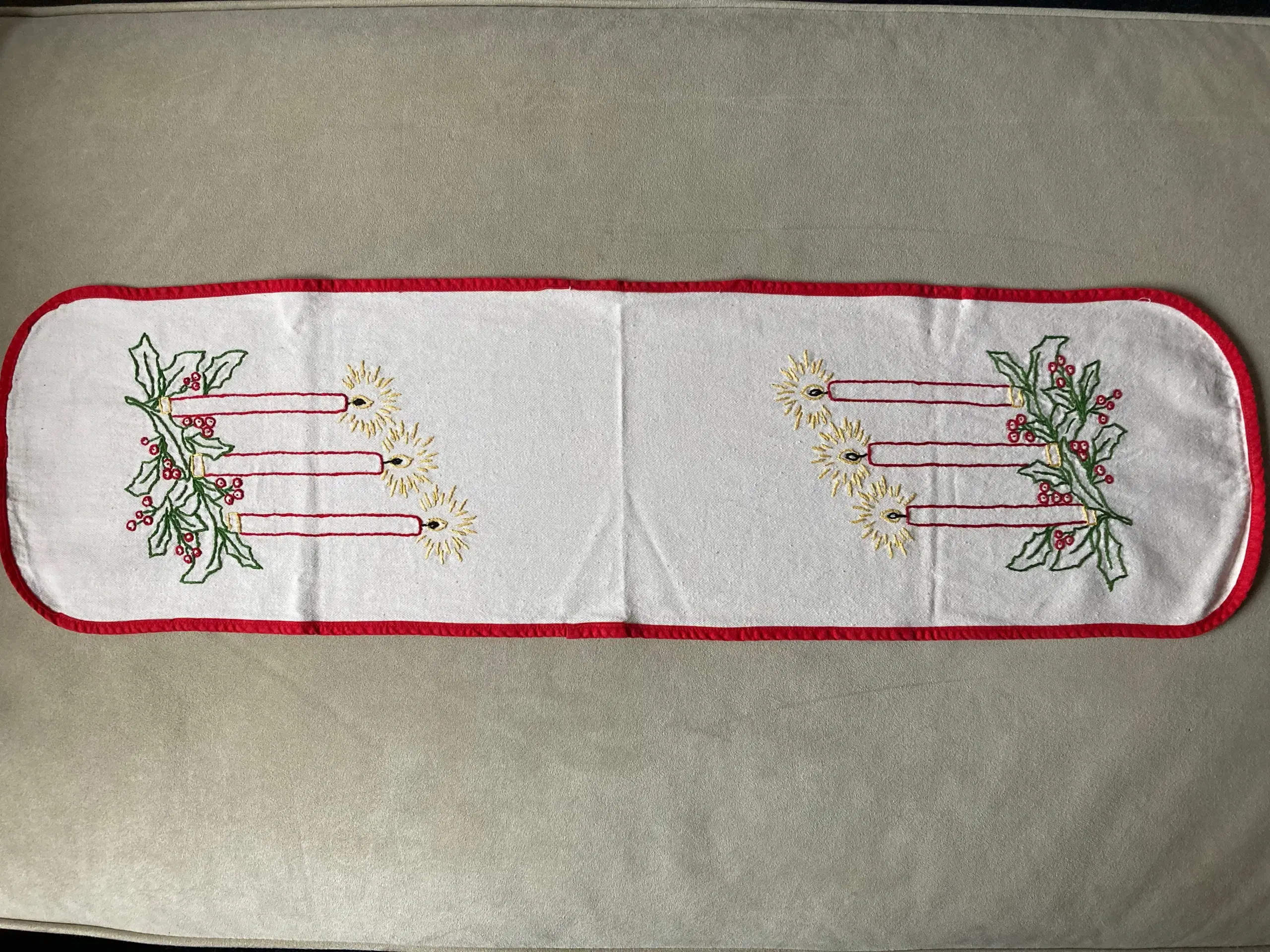 Broderet juleløber med lys 22 x 80 cm