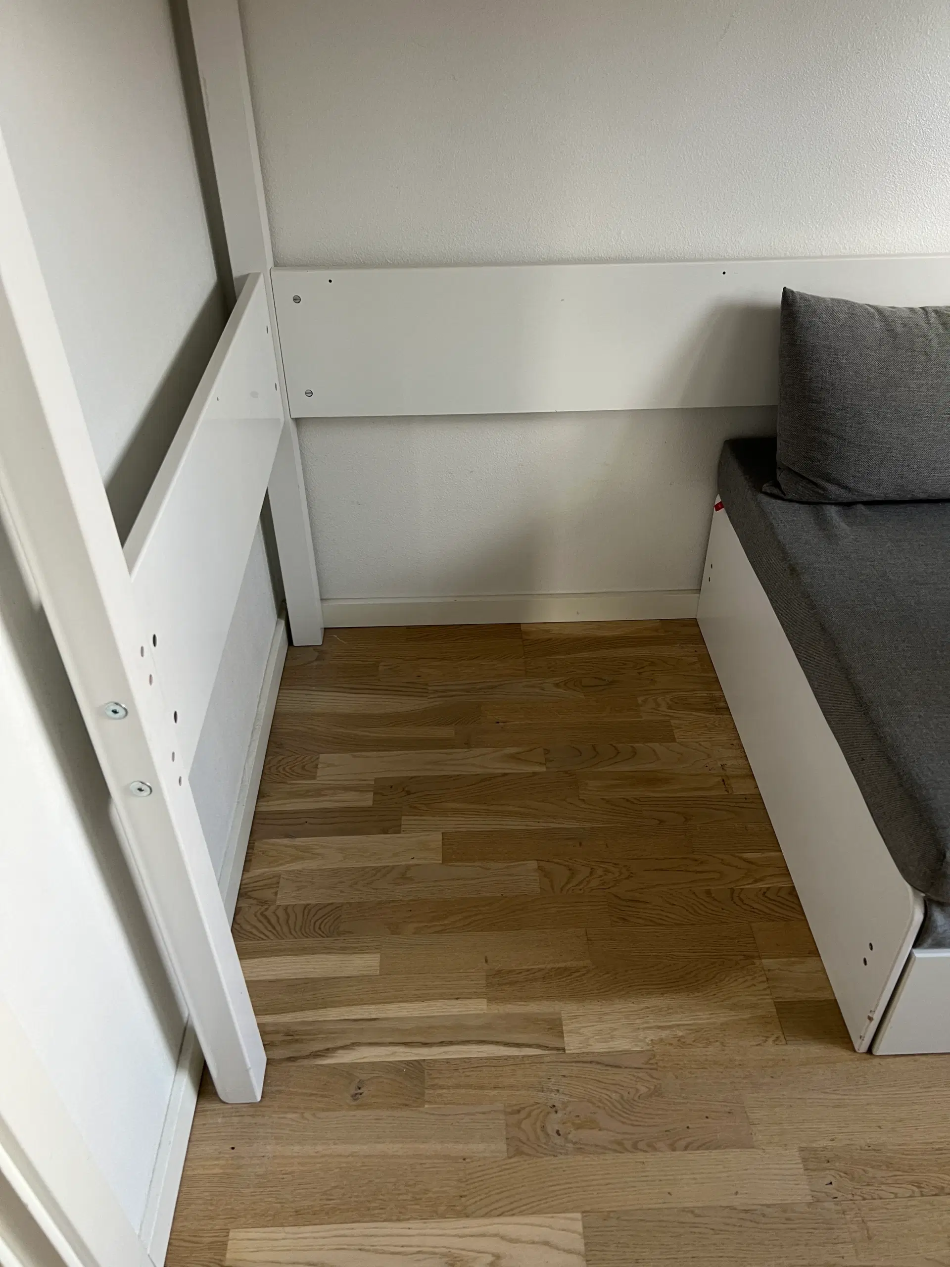 FLEXA WHITE højseng med indbygget sofa