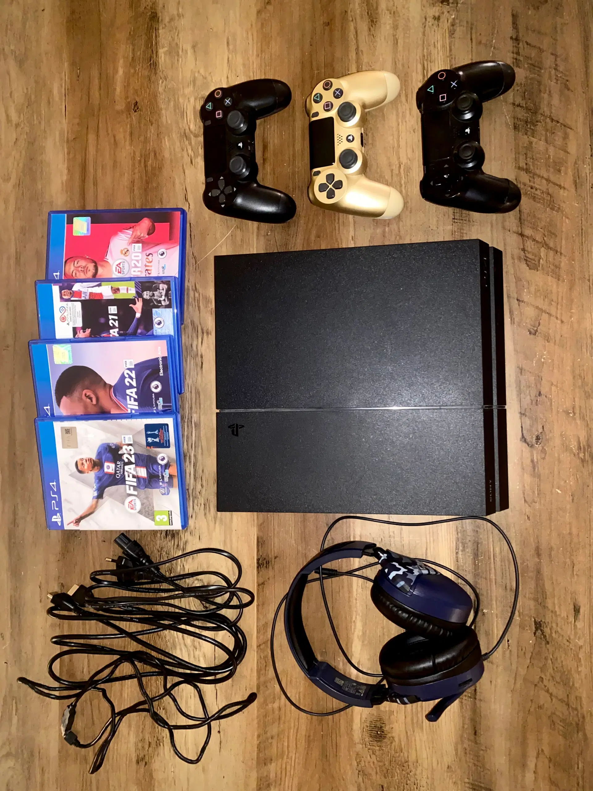 PLAYSTATION 4 + HEADSET + 3 CONTROLLERE + HDMI