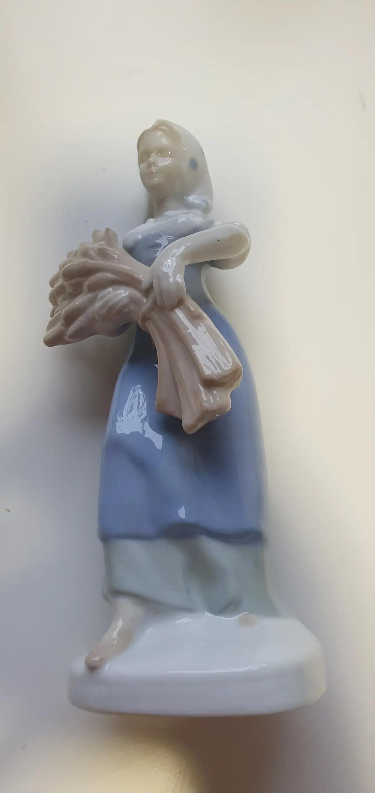 Porcelænsfigur - Kvinde med korn neg