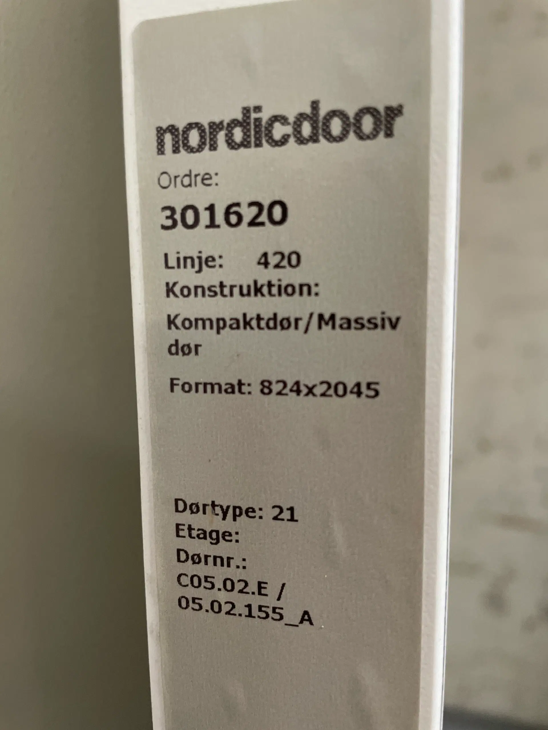 Nordicdoor kompakt massiv dør 824x40x2045mm venstrehængt hvid