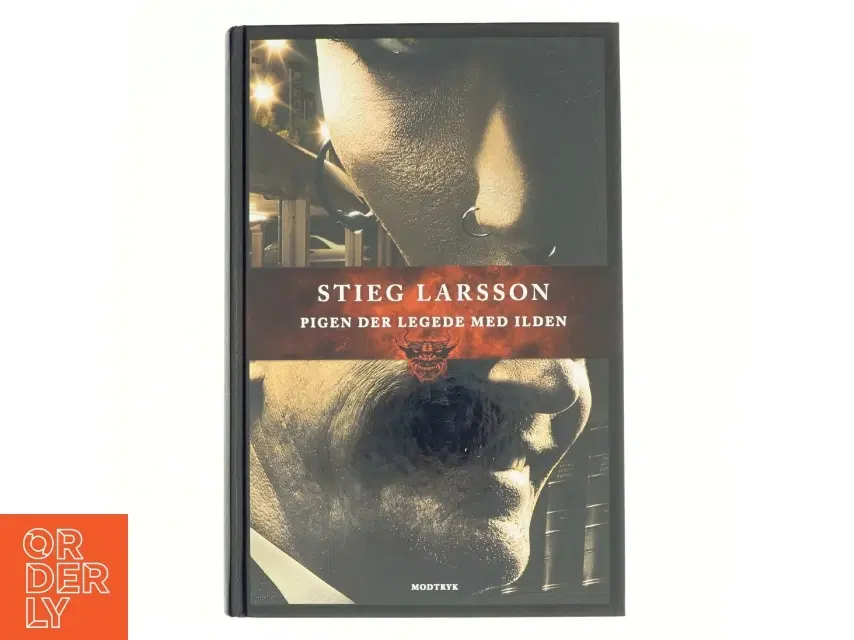 Pigen der legede med ilden af Stieg Larsson (Bog)