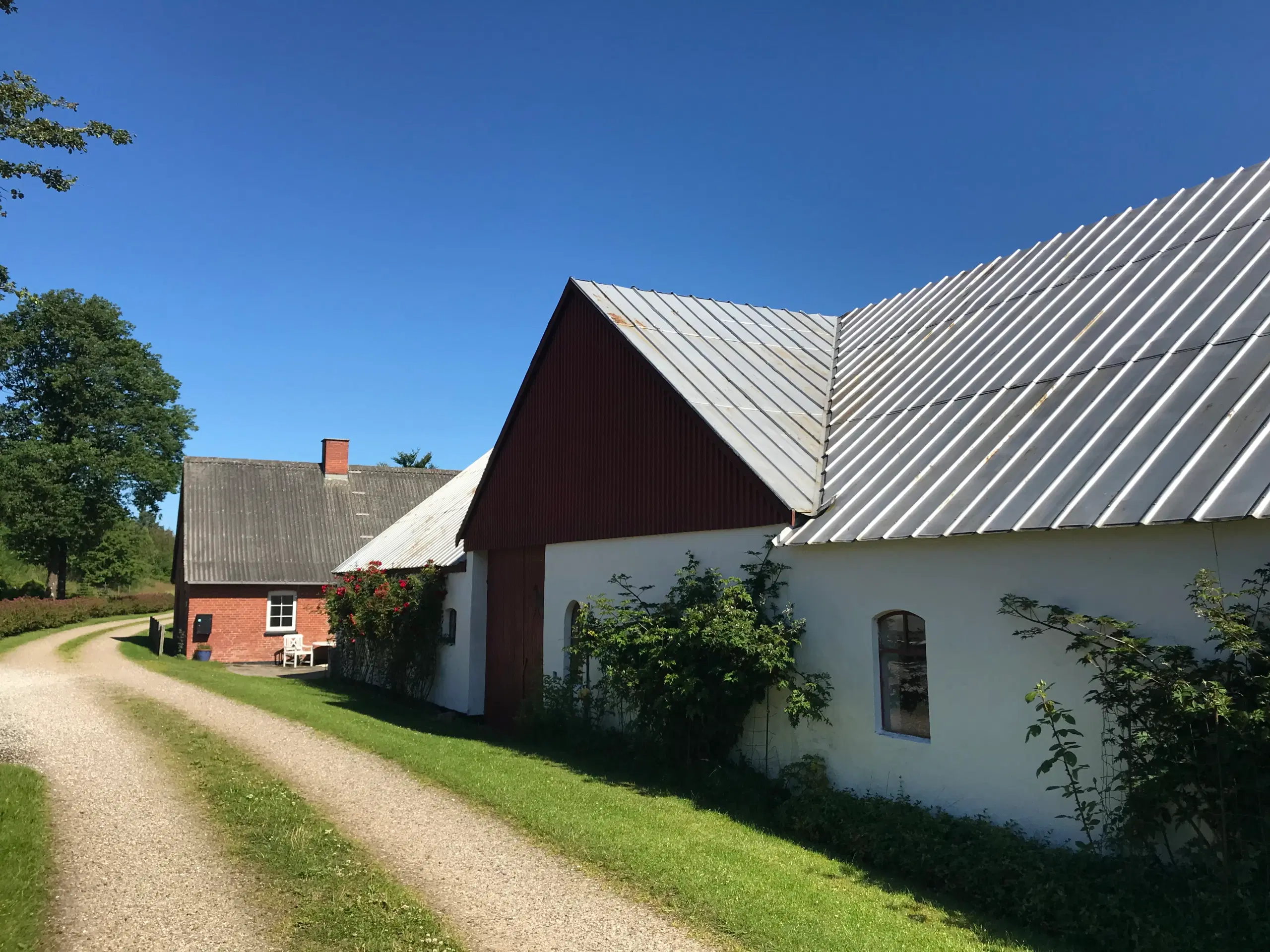 Landejendom med 2 boliger og stald til 2 heste