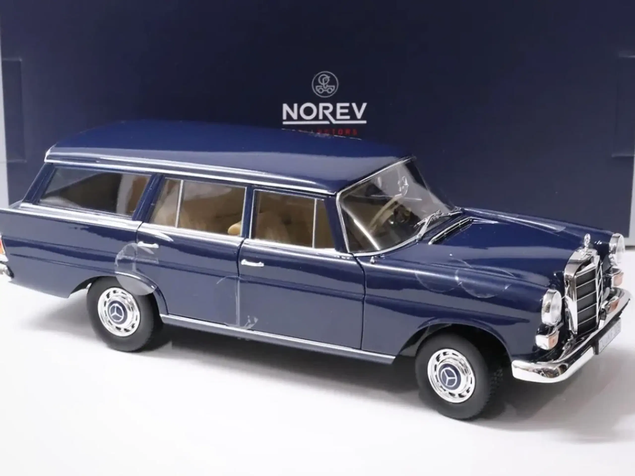 1:18 Mercedes 200 Universial 1966