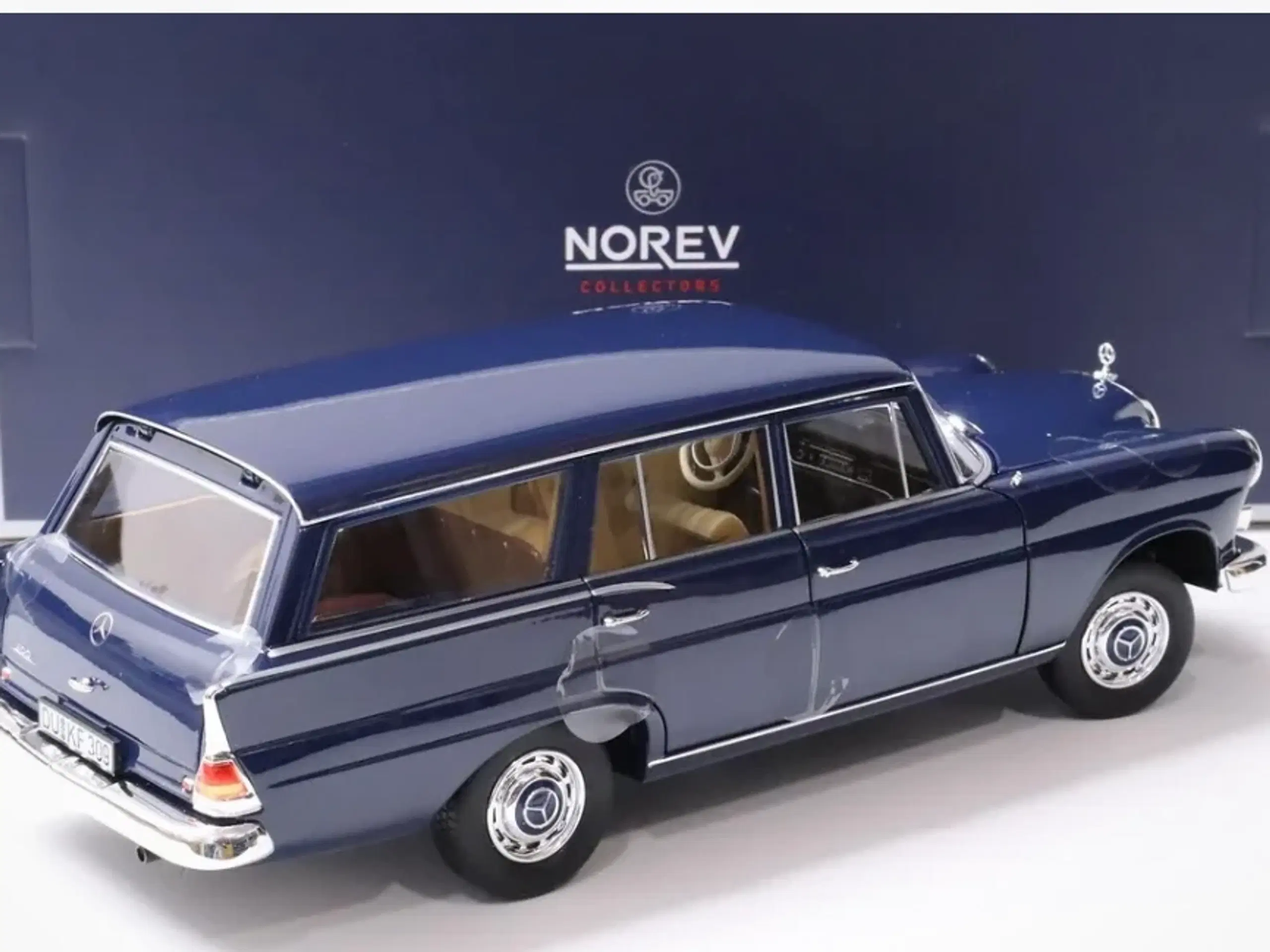 1:18 Mercedes 200 Universial 1966