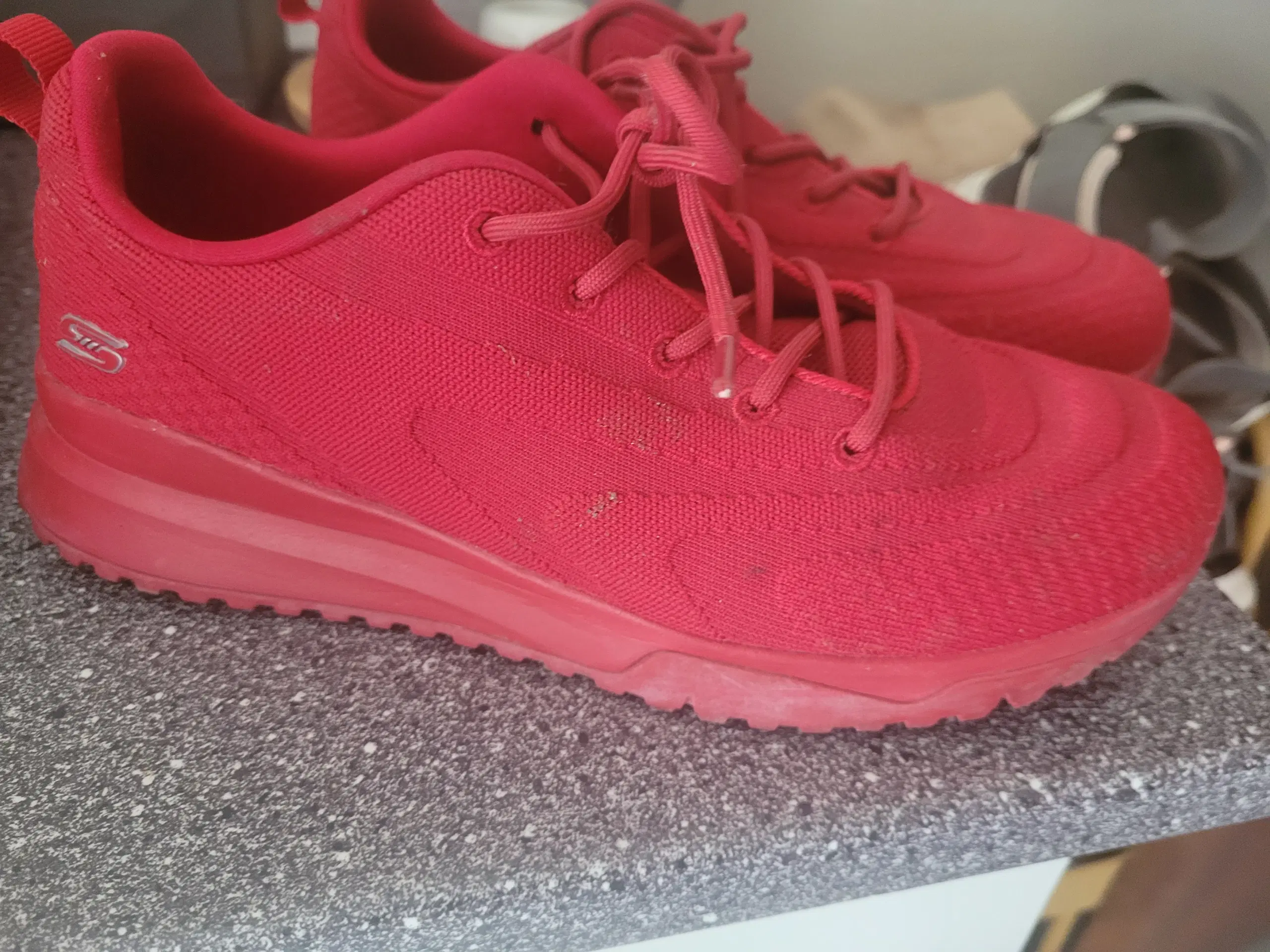 Velholdte Sketchers sko str 39