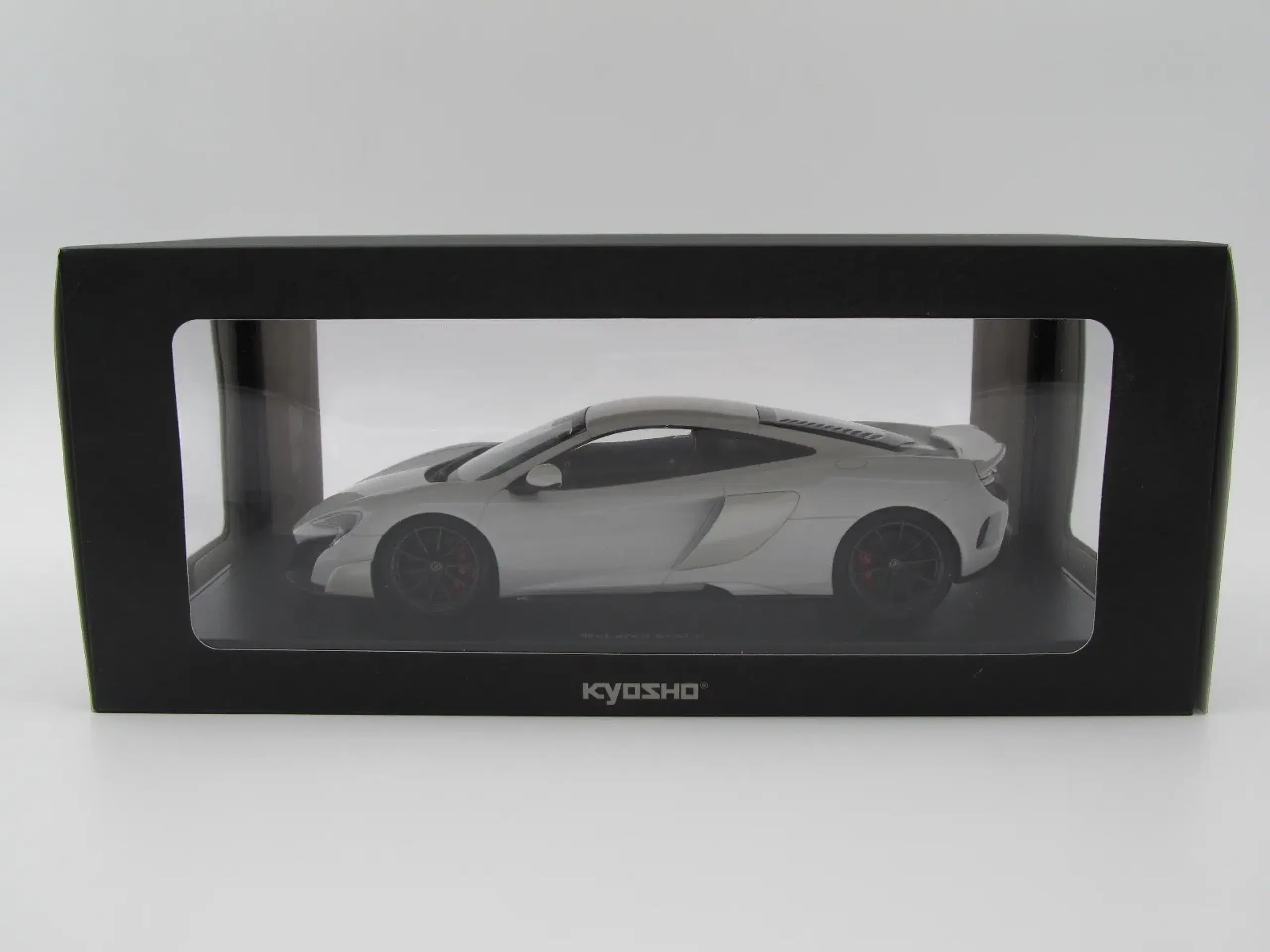 2015 McLaren 675LT fra Kyosho - 1:18