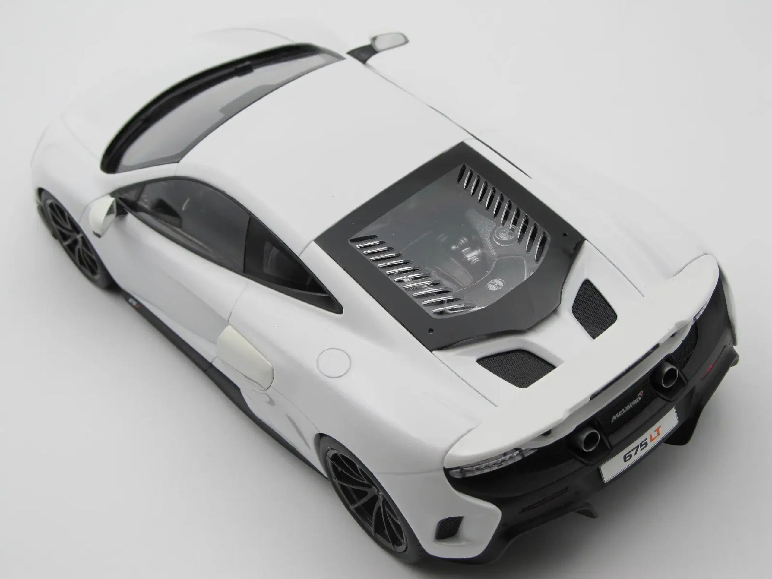 2015 McLaren 675LT fra Kyosho - 1:18