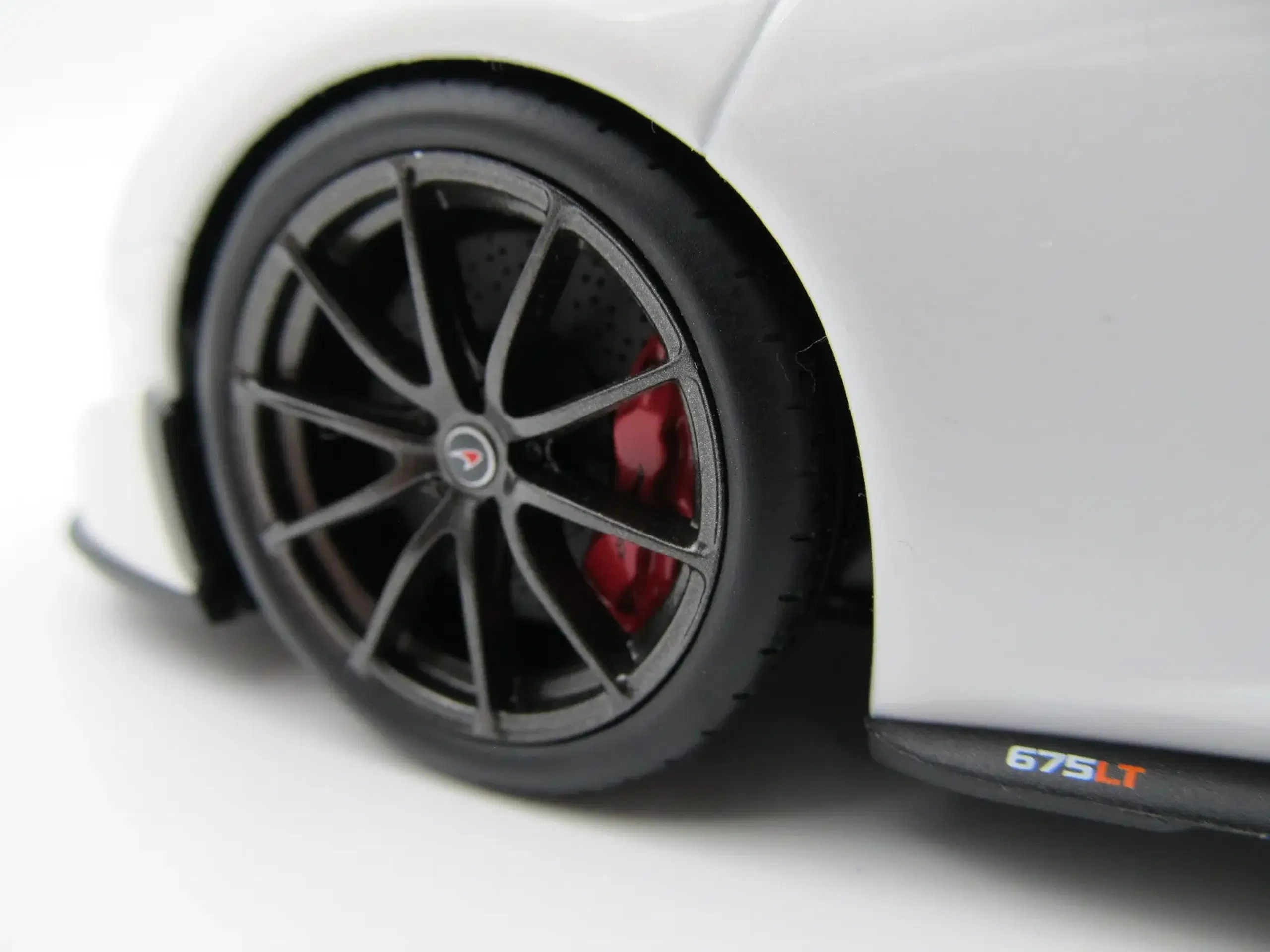 2015 McLaren 675LT fra Kyosho - 1:18