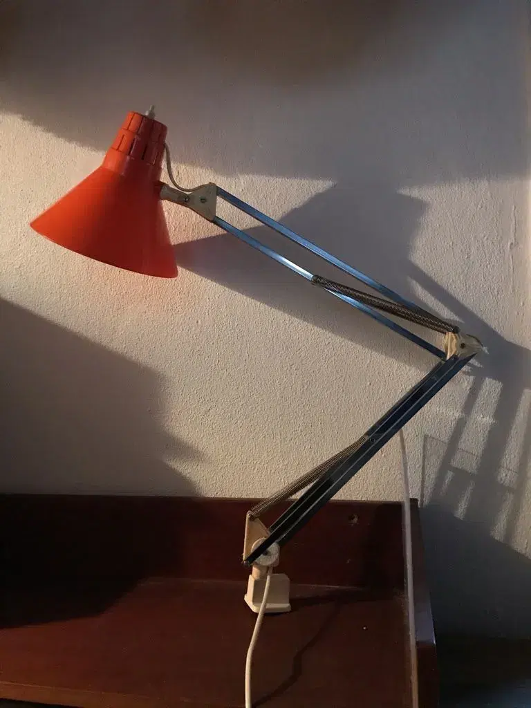 Rød-orange flot arkitektlampe