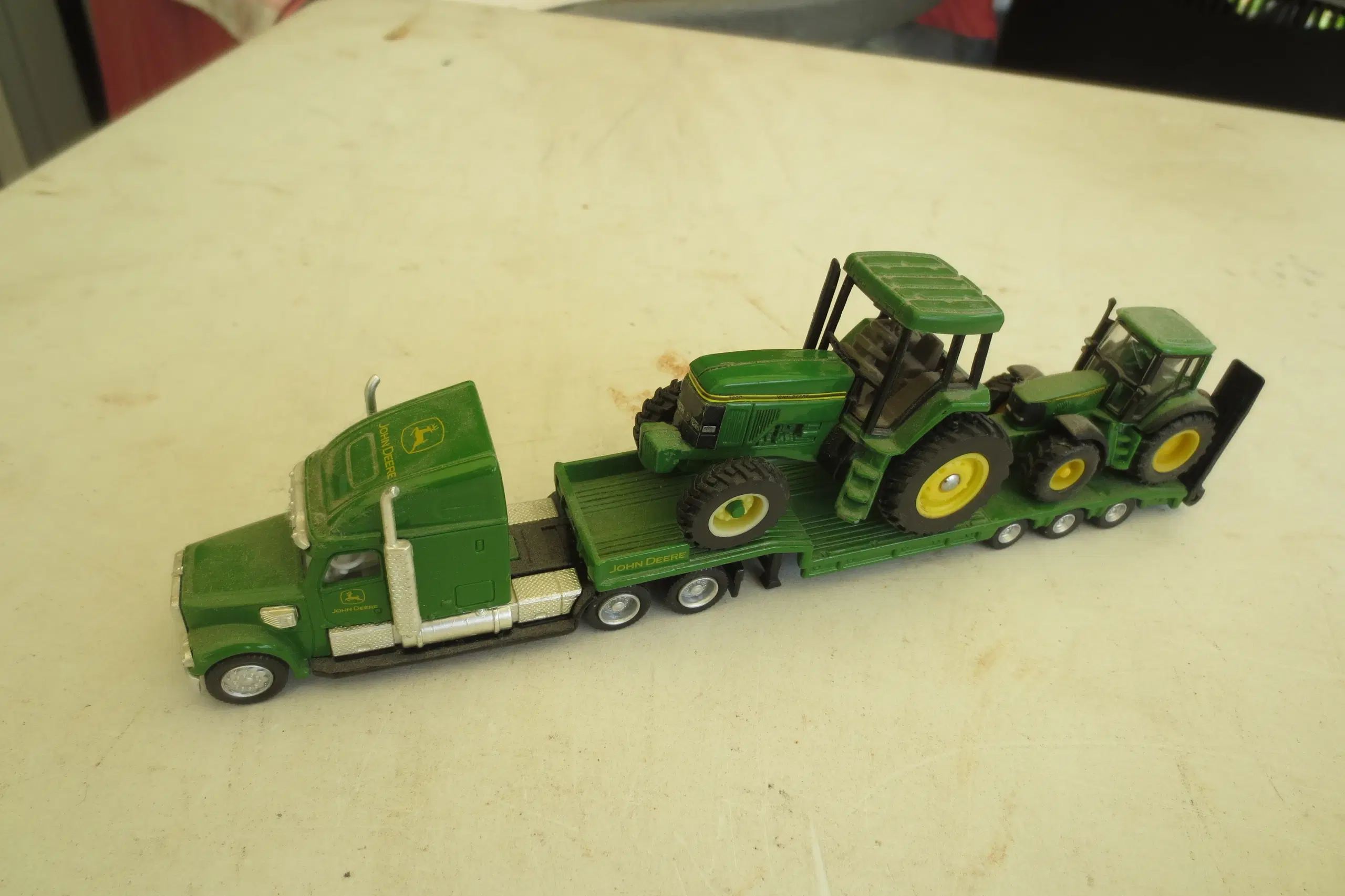 2 stk John Deere Blokvogne med John Deere traktor