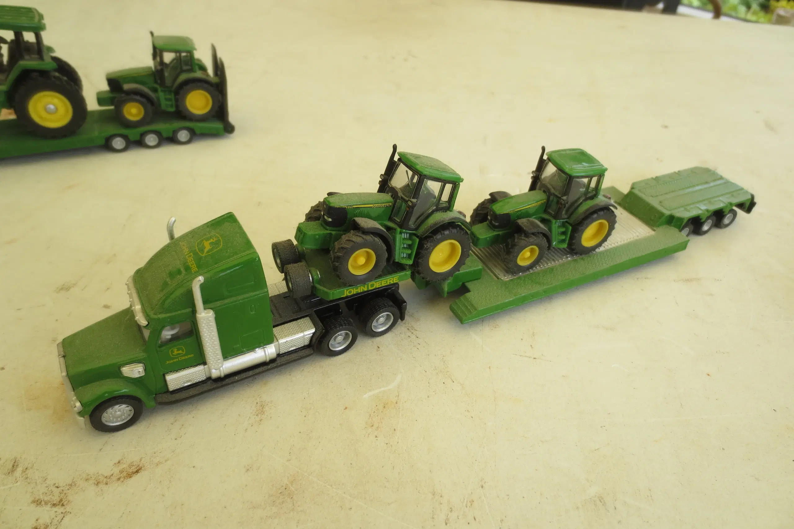 2 stk John Deere Blokvogne med John Deere traktor