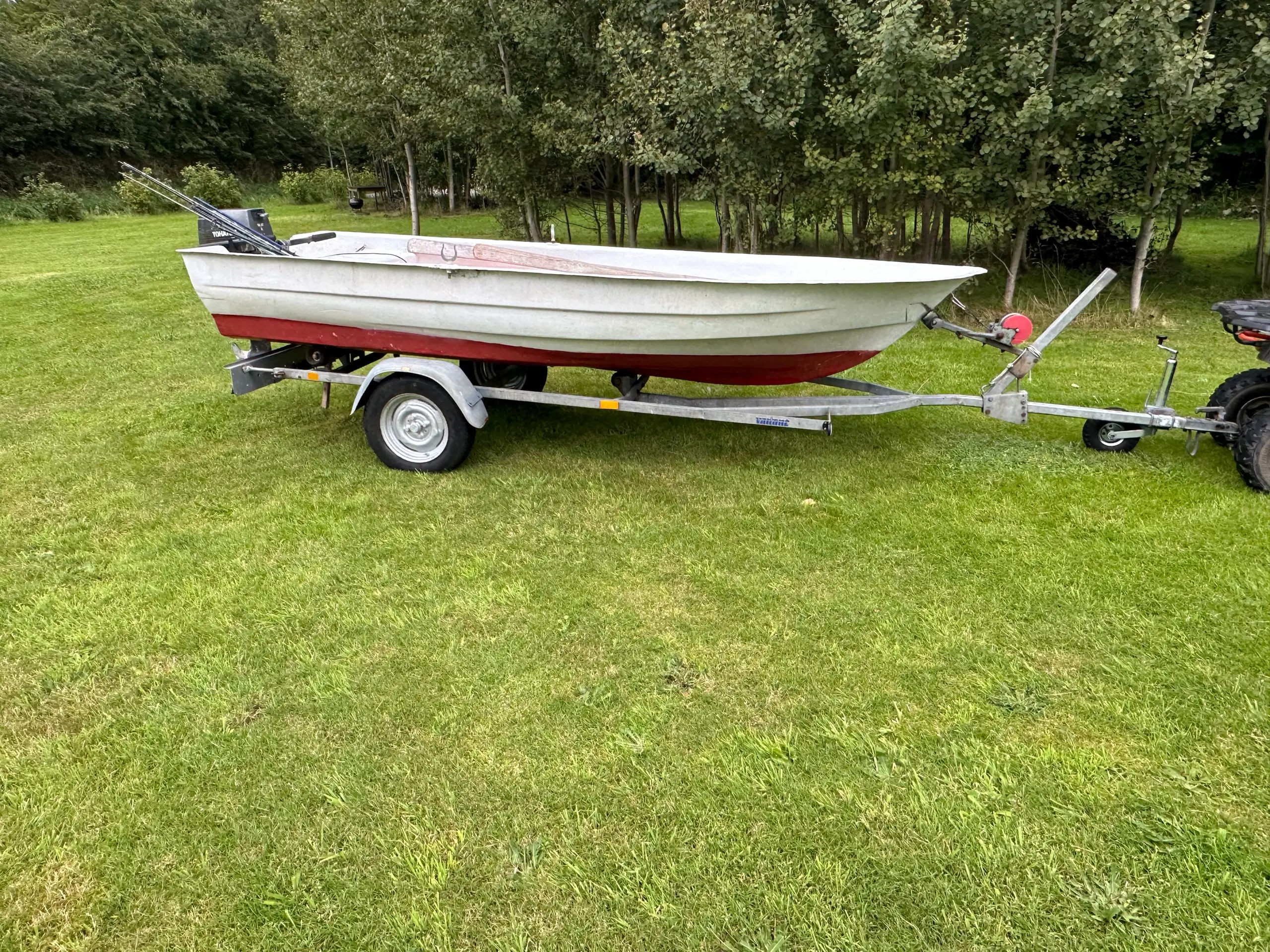 Fiske jolle  med motor og trailer