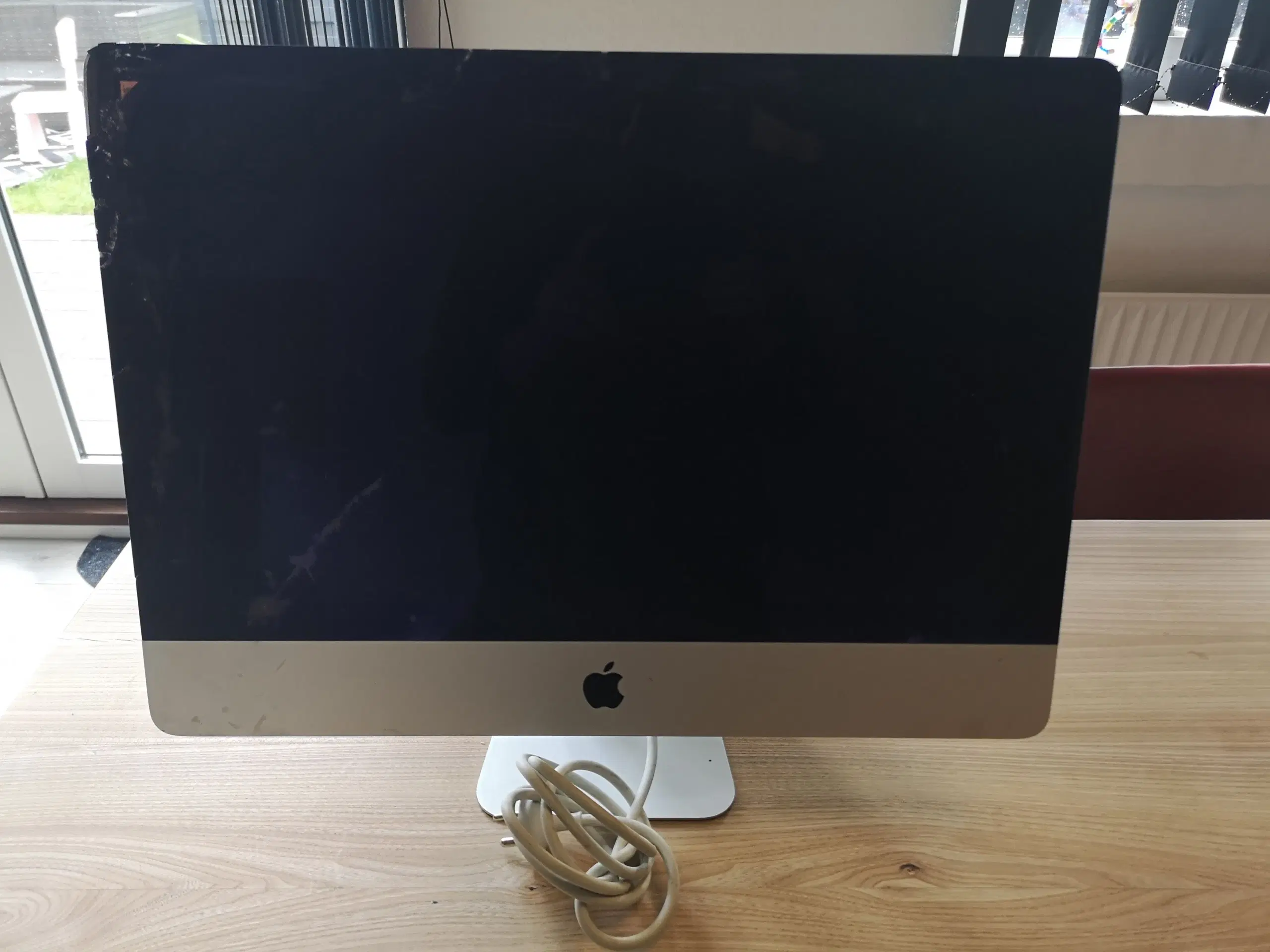 iMac 215" Late 2015 28 GHz 8 GB ram 1TB