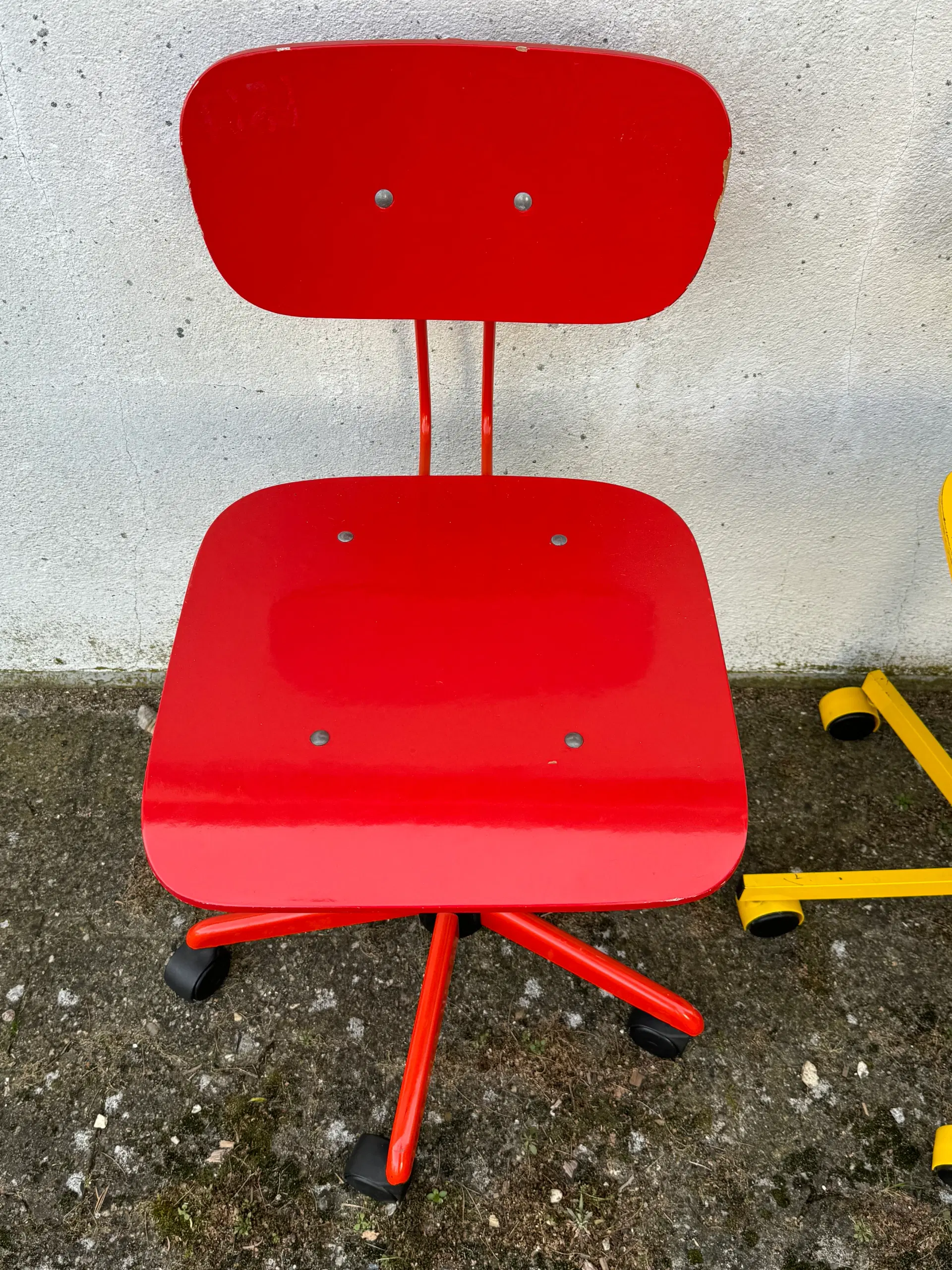 Rød og gul retro kontorstole