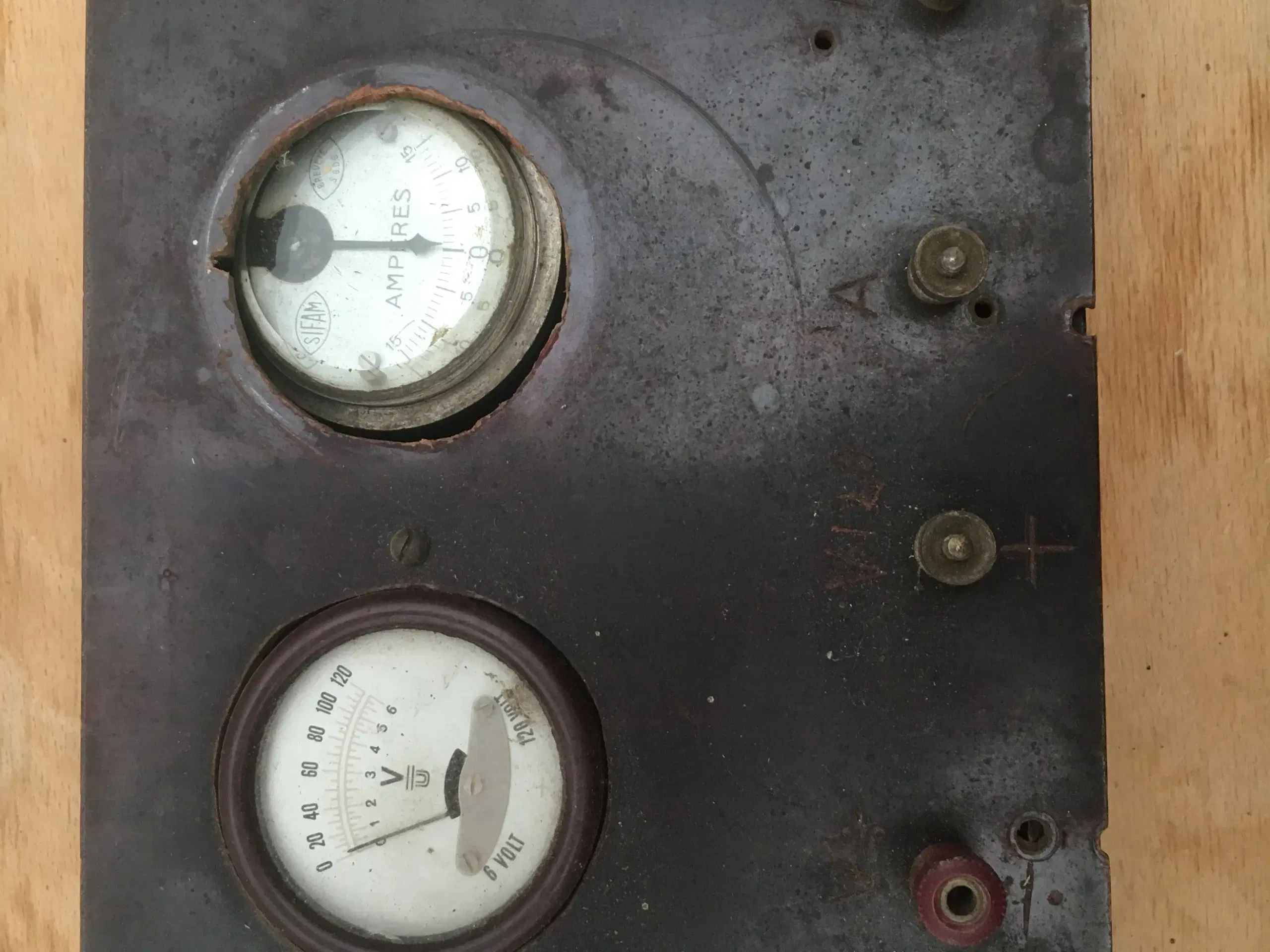 Museumsgenstande: gl Hellesen batteri multimeter