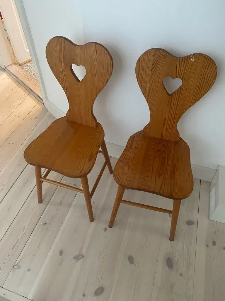 2 stole i fyrretræ med hjerteudskæring