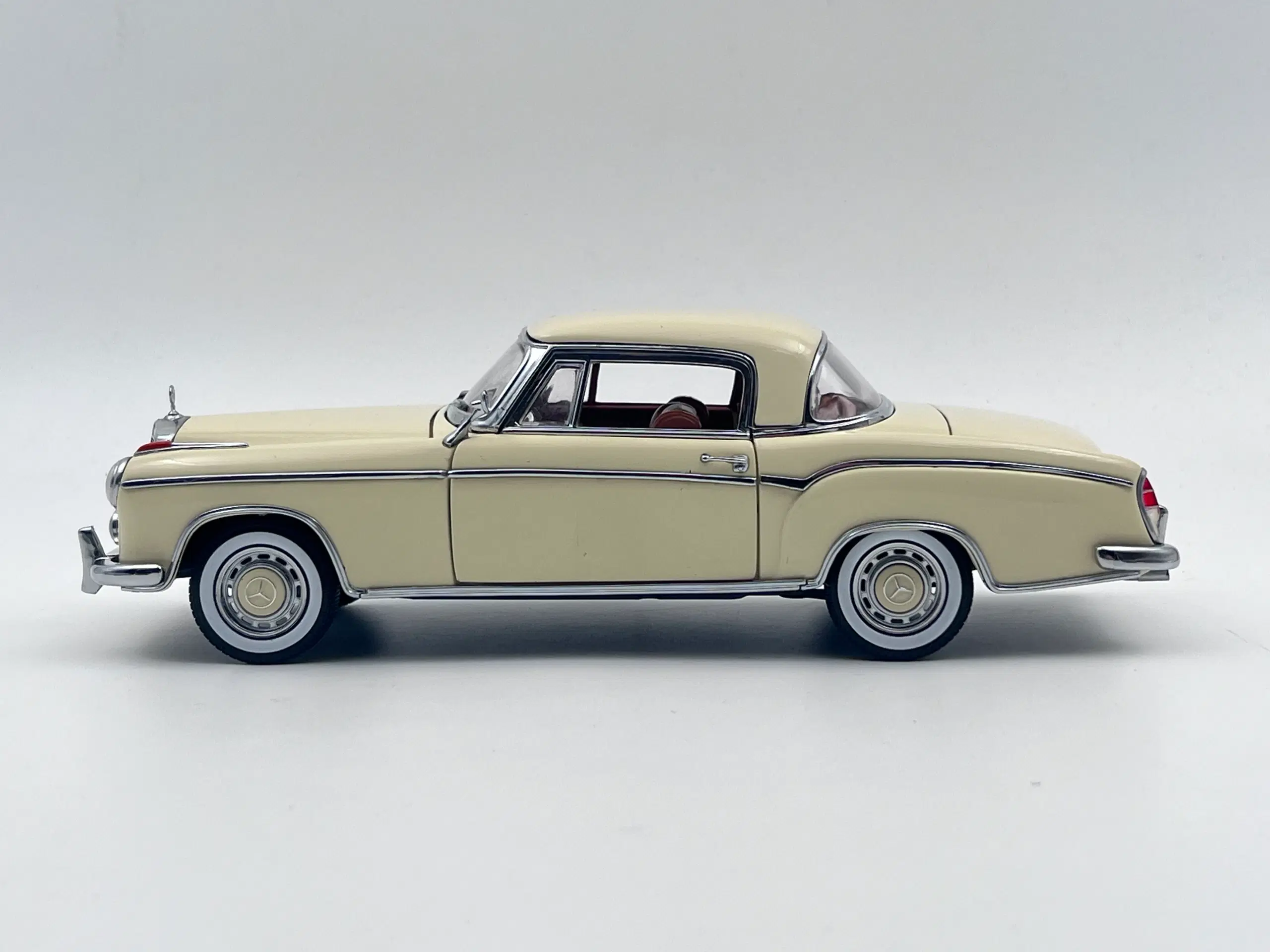 1958 Mercedes 220 SE Coupe 1:18