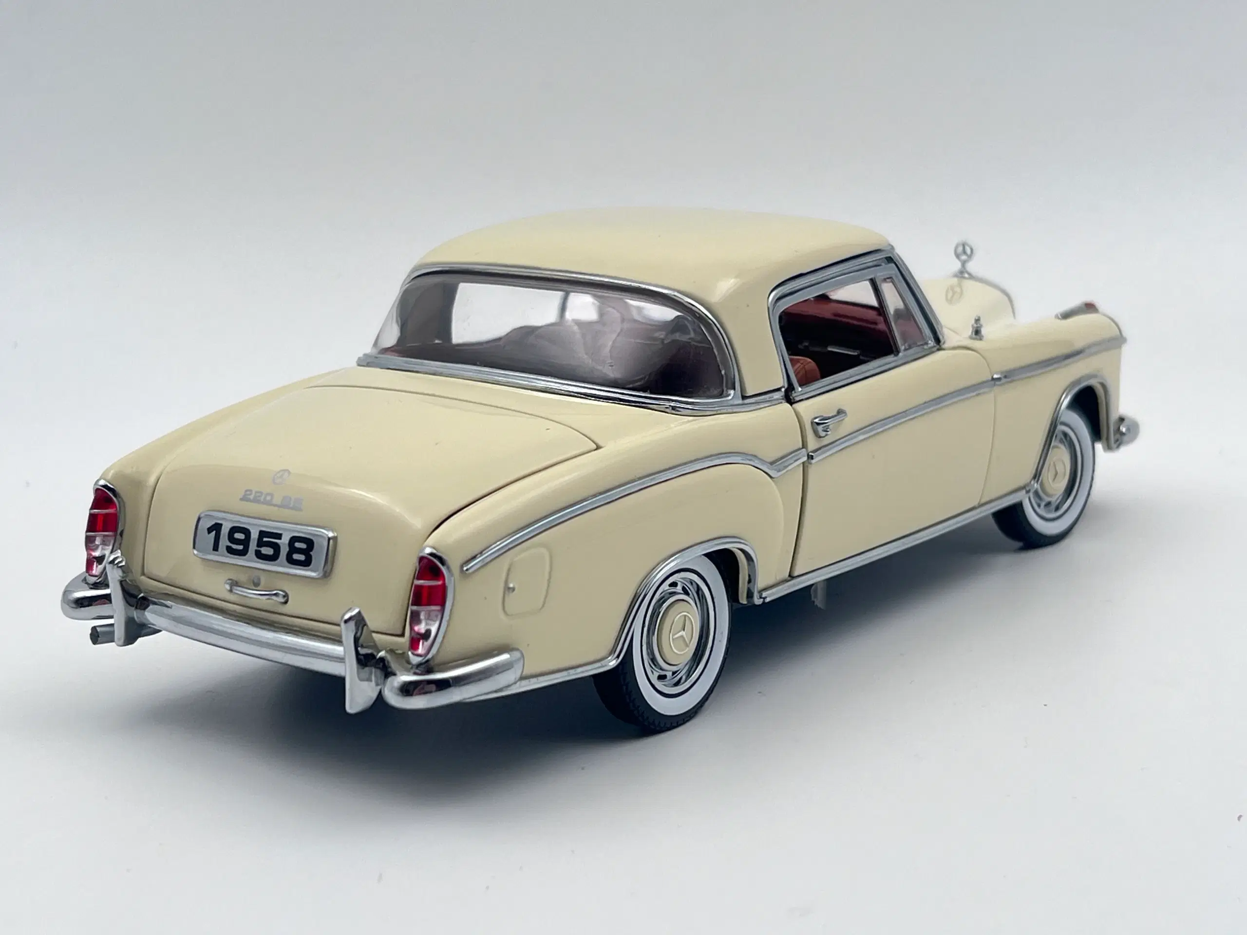 1958 Mercedes 220 SE Coupe 1:18