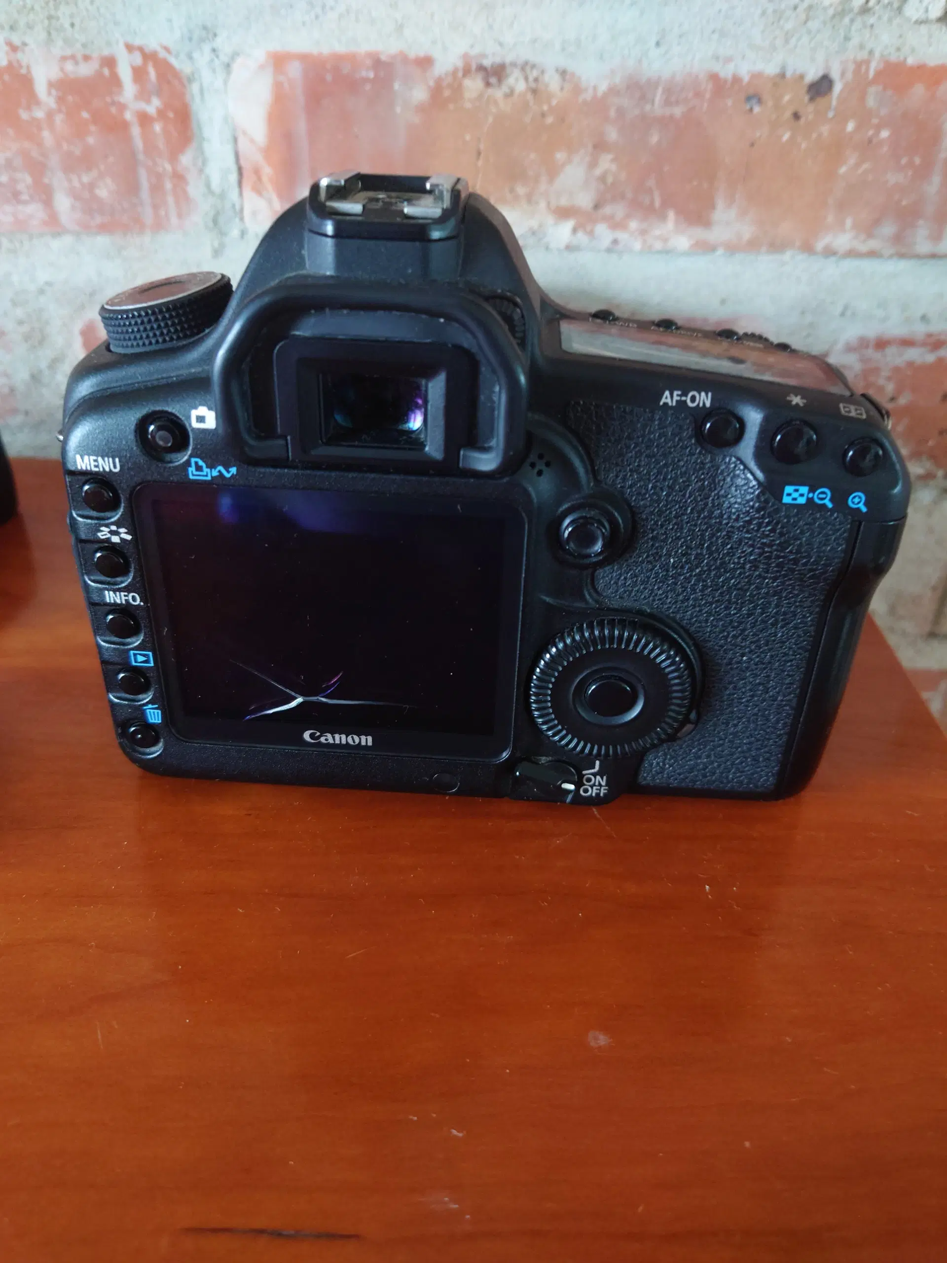 Canon D5 Mark II 20mp 8gb ram 28-200MM Objektiv