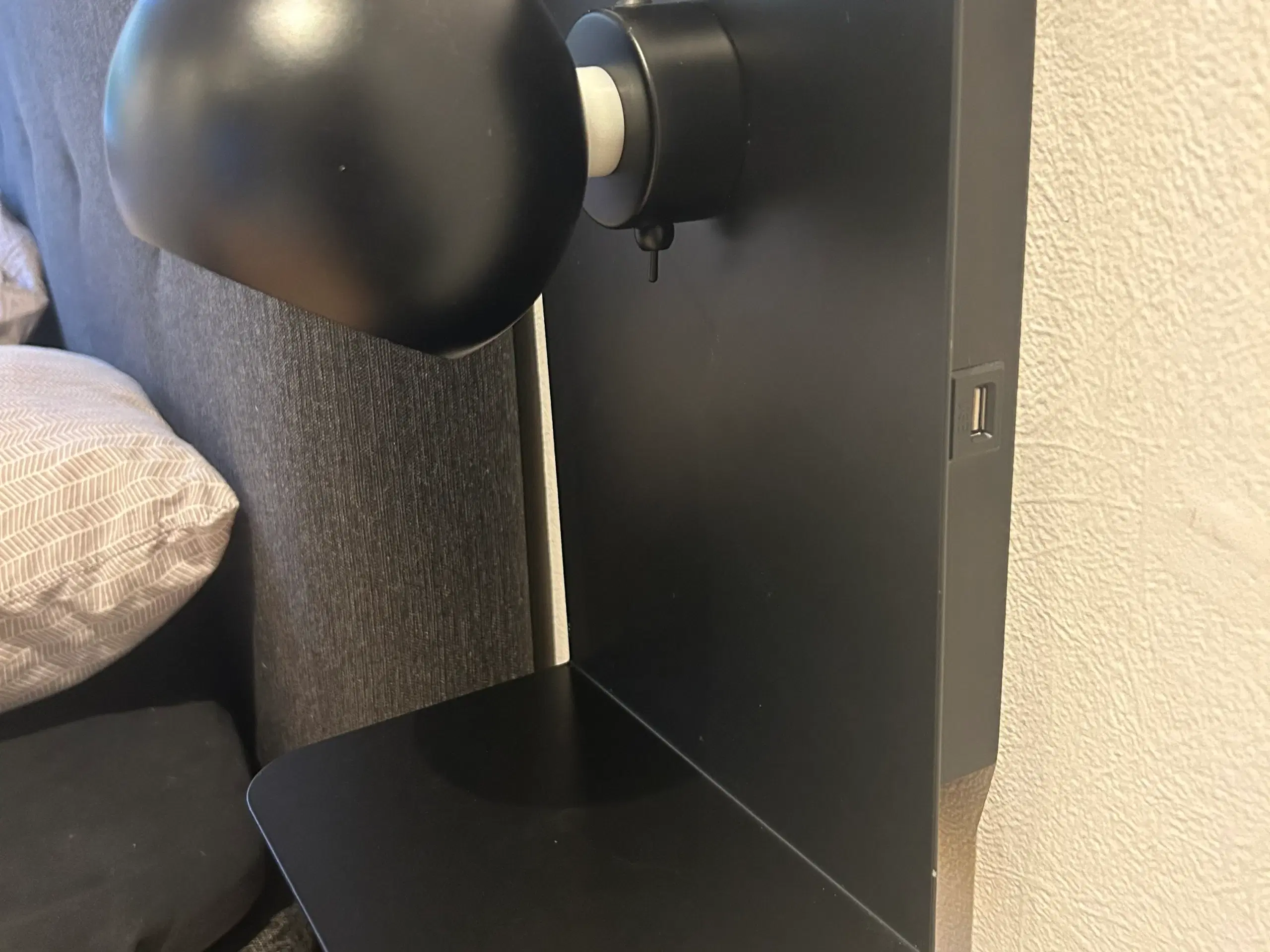 Væglampe fra Frandsen Ball Wall Lamp USB