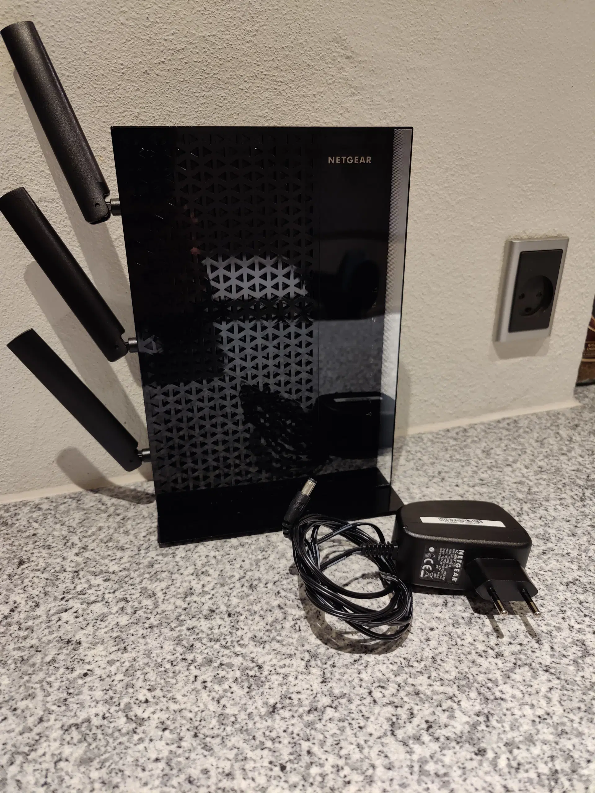 Netgear router - model EX7000