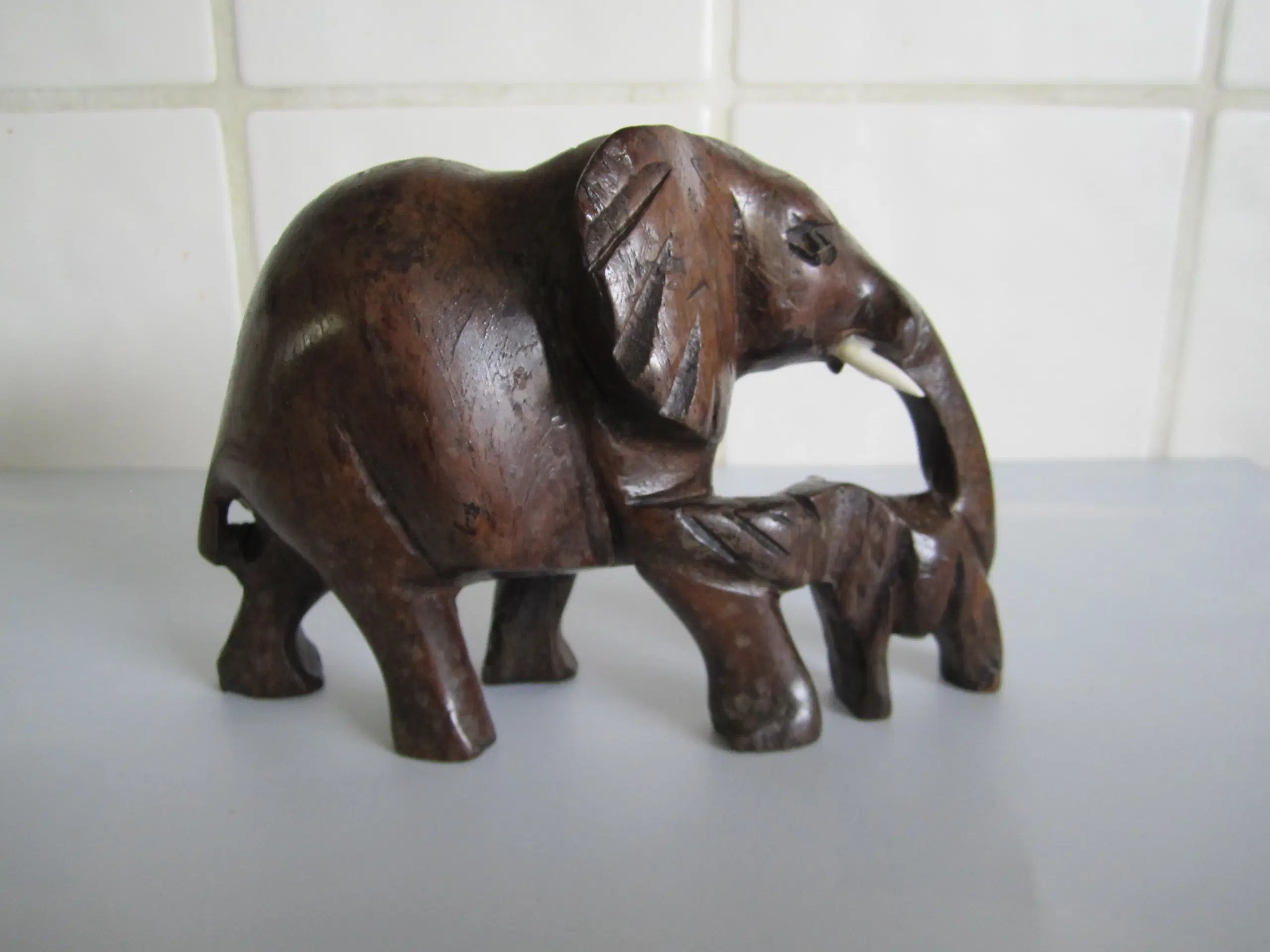 ELEFANT med ELEFANTUNGE