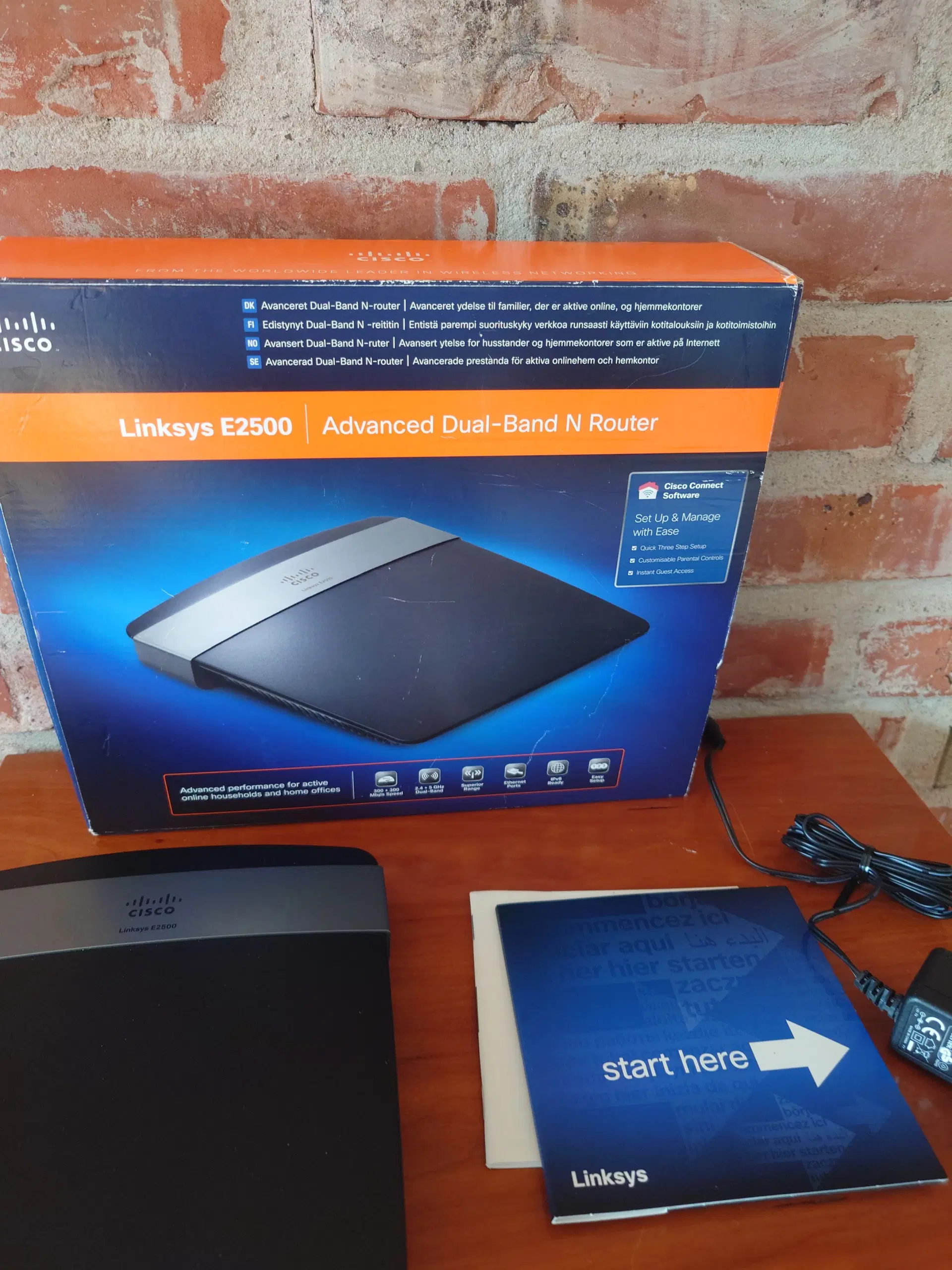 Linksys E2500 WiFi router 300+300 Mbps 24 GHz/5 G