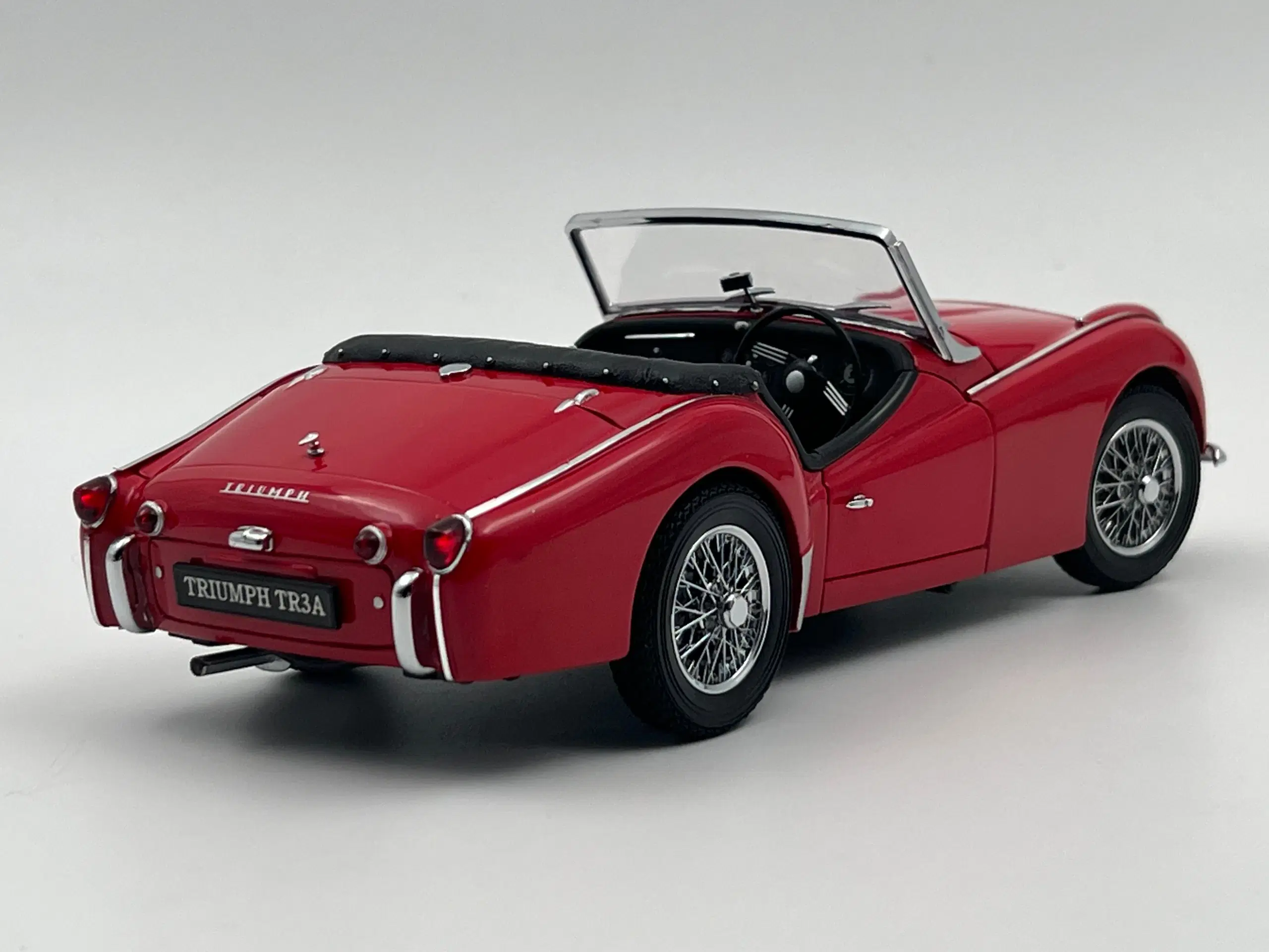 1957 Triumph TR3 fra Kyosho - 1:18