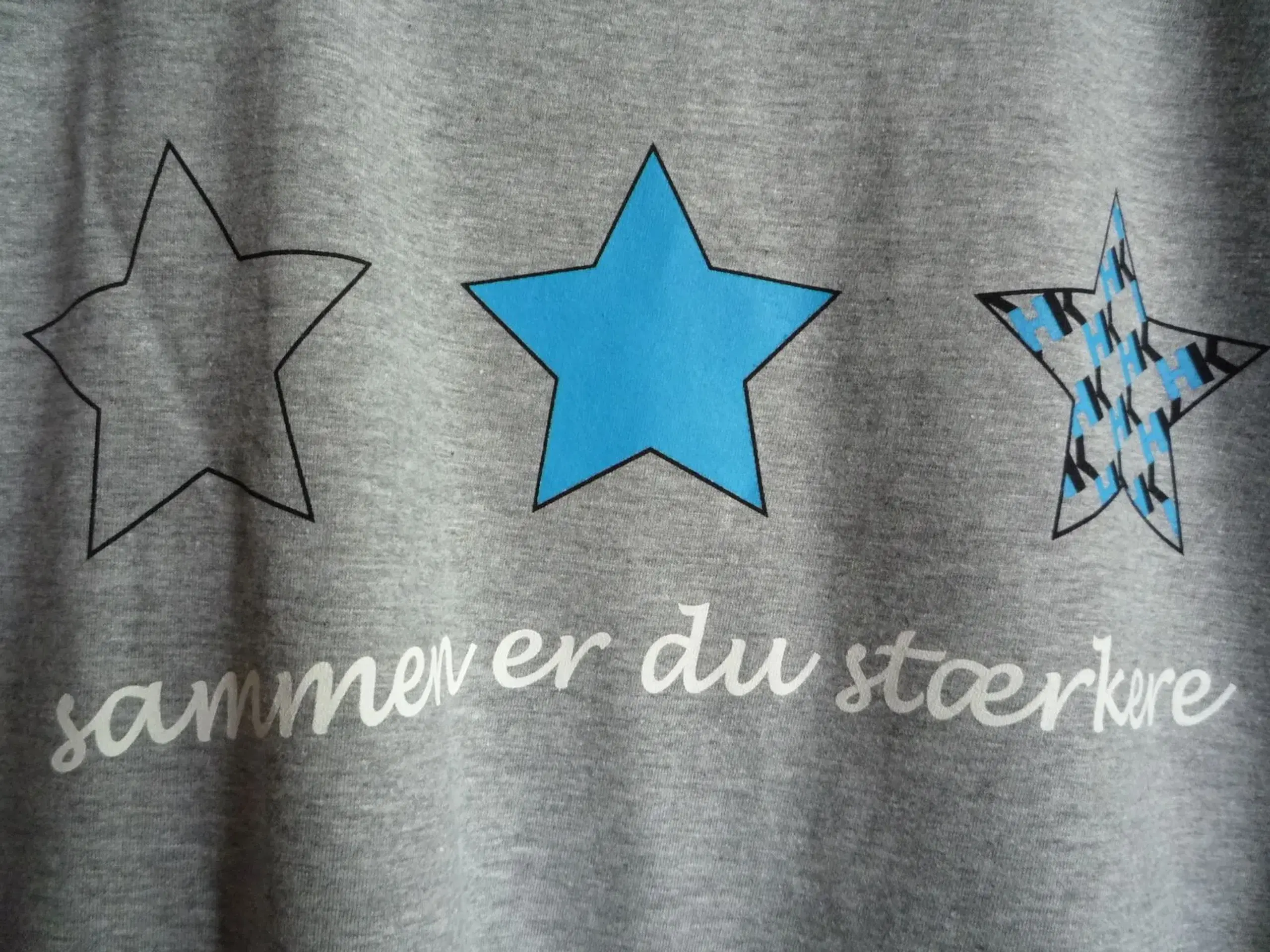 Lysegrå T-shirt med stjerner