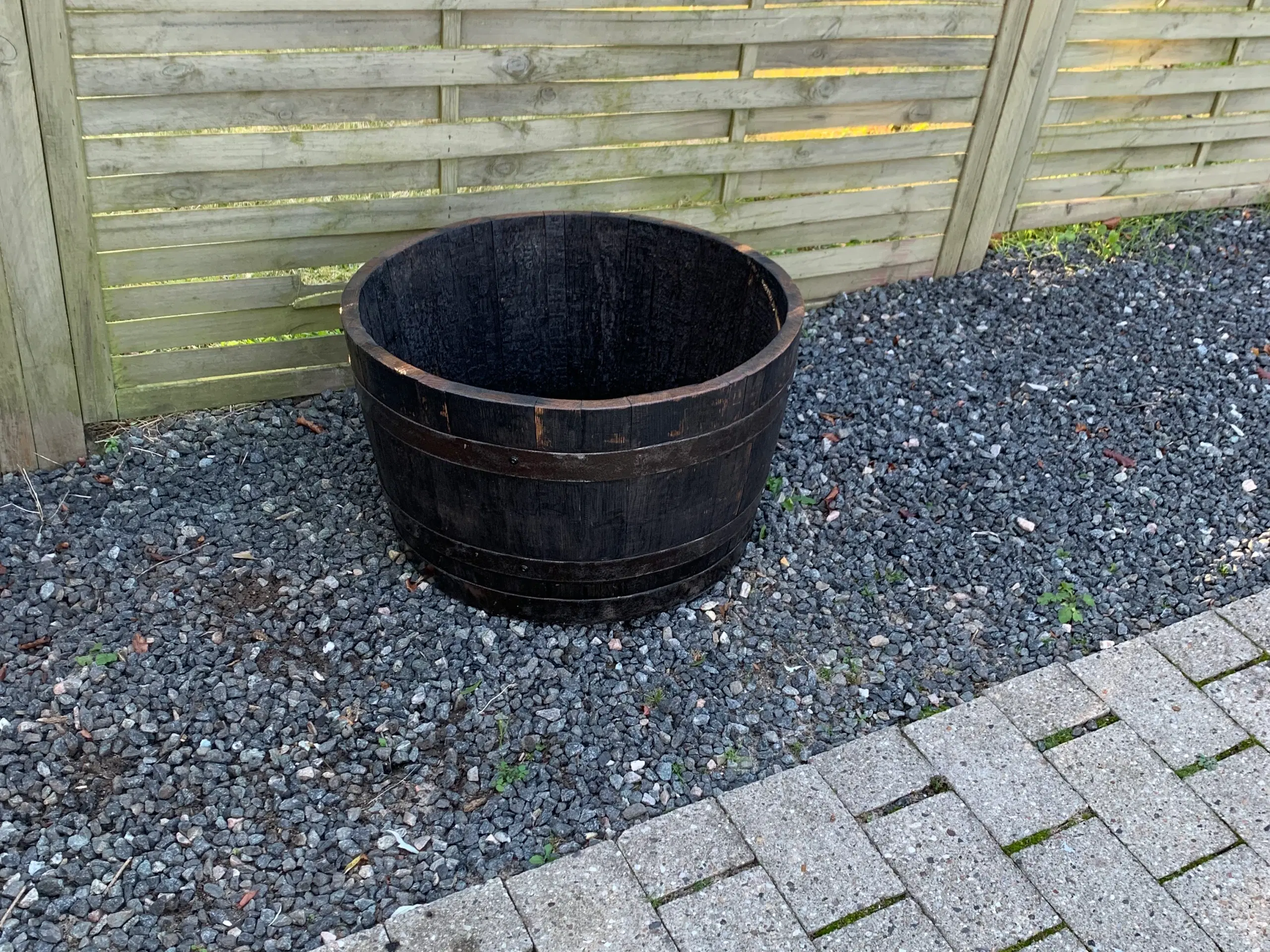 1/2 Whiskytønde til beplantning.