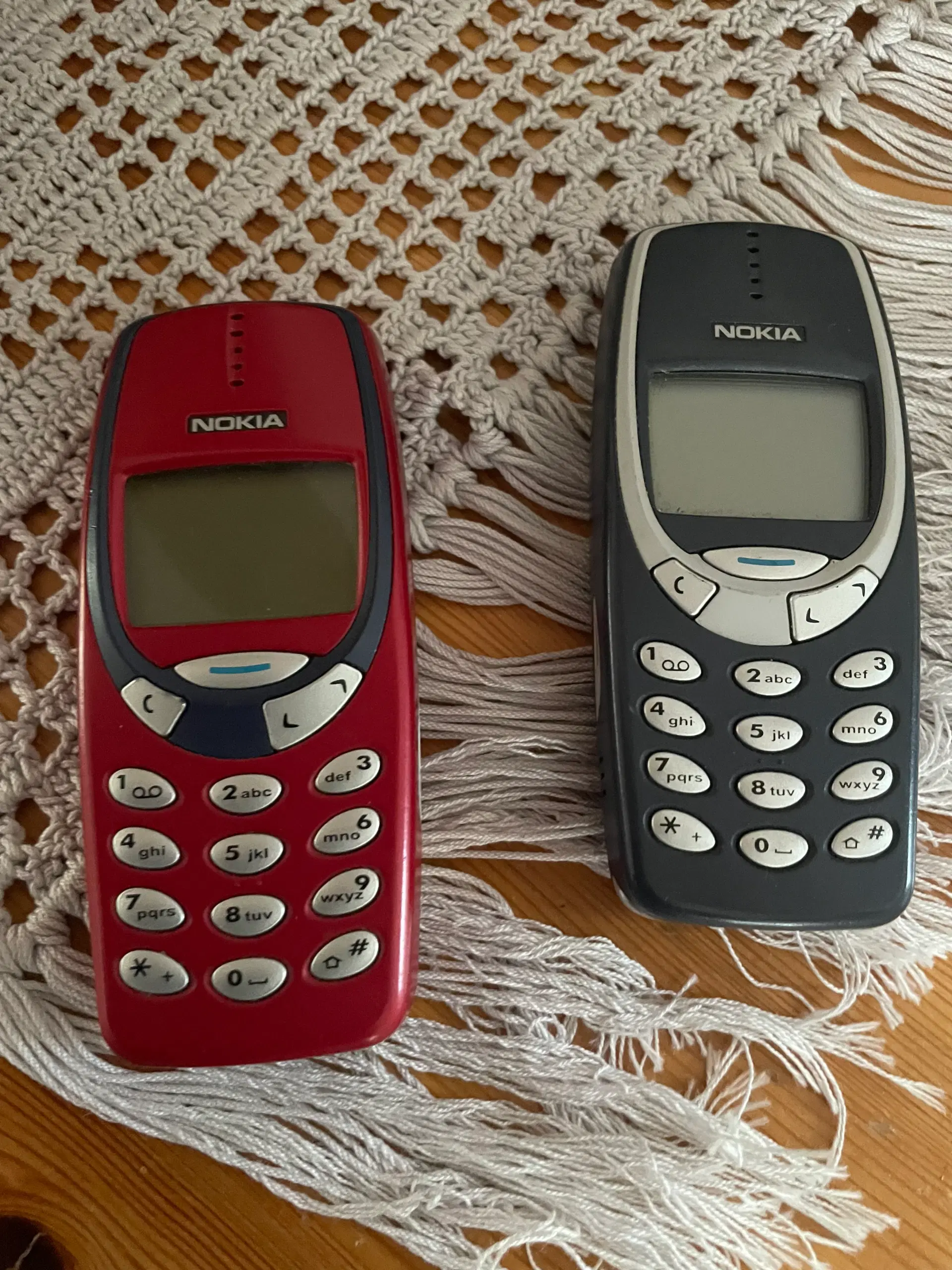 2 Nokia 3310 gammel model