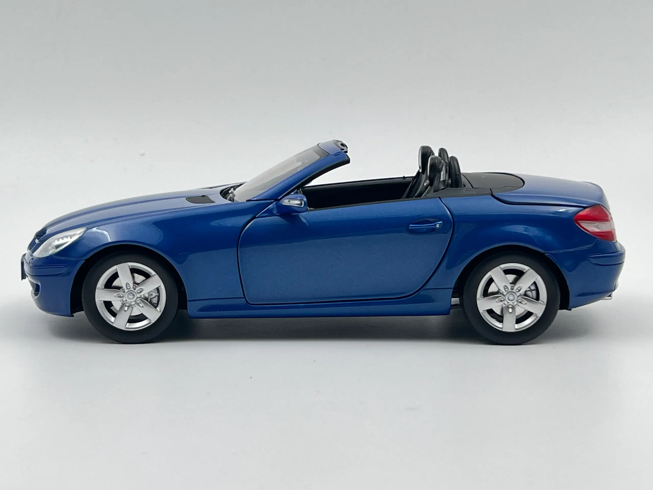 2004 Mercedes-Benz SLK 1:18  Sjælden udbudt model