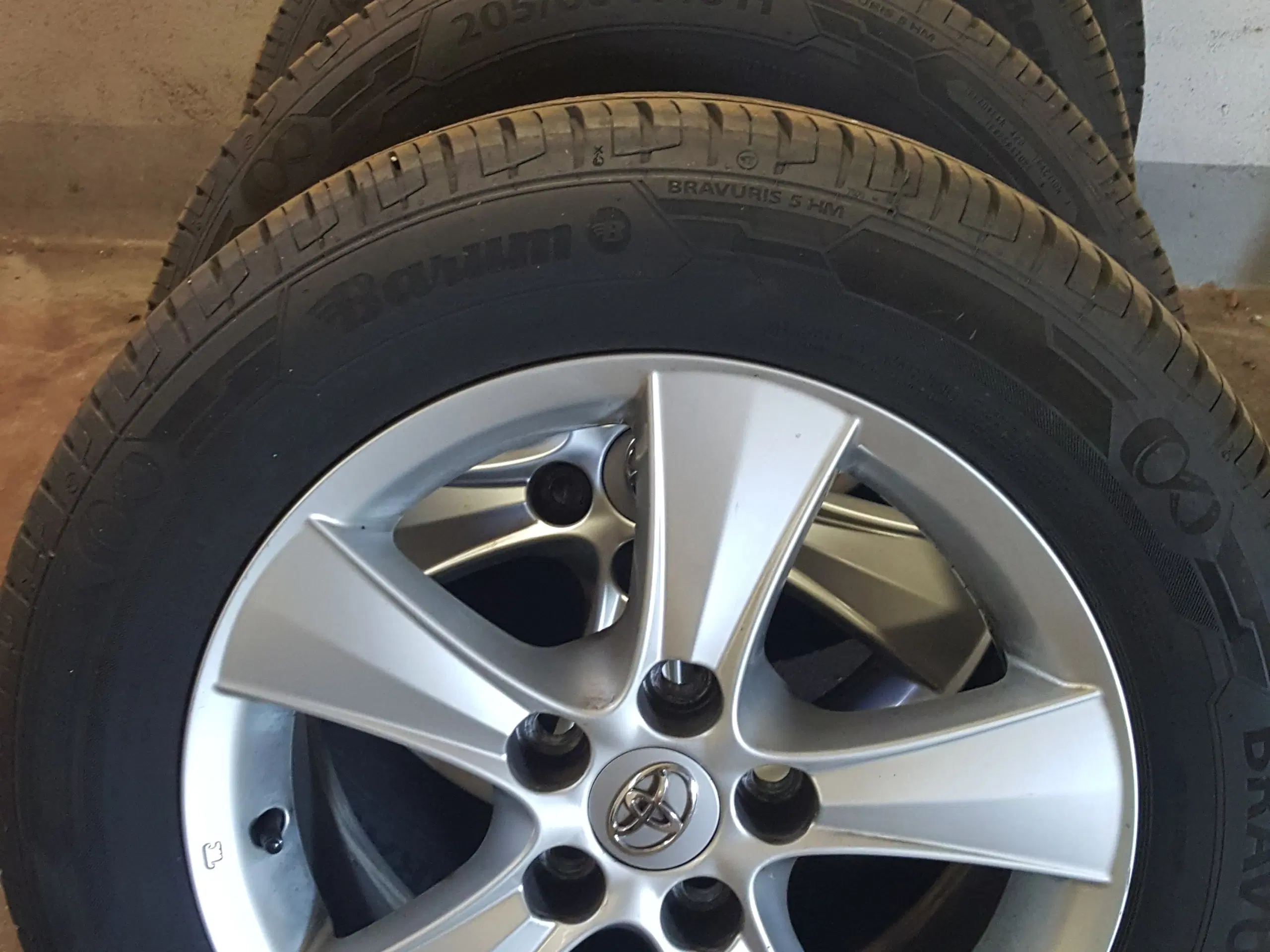 Toyota Avensis  Alufælge 16" med dæk Max Km300