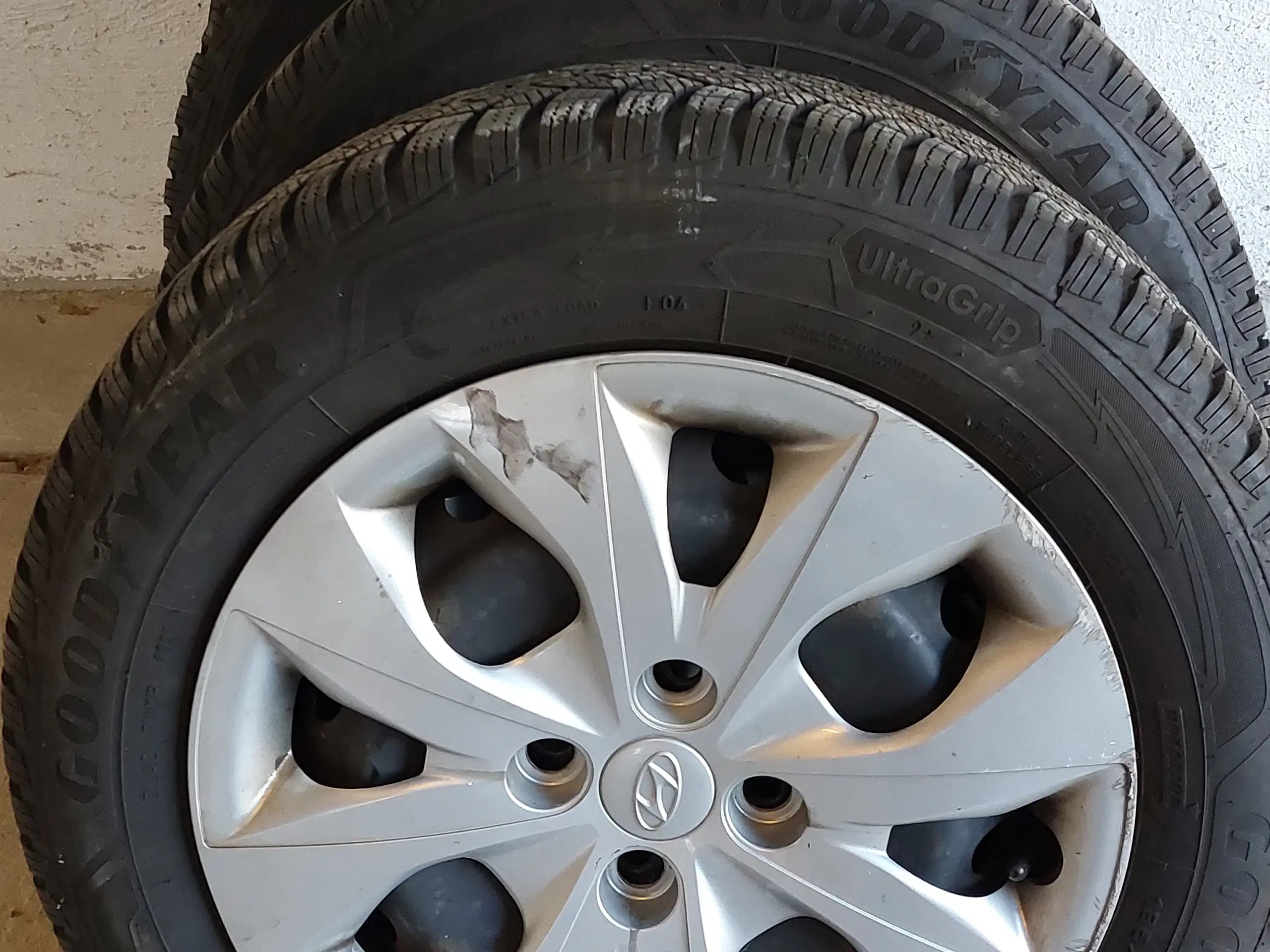 Goodyear Ultragrip 185/65R15 på fælg