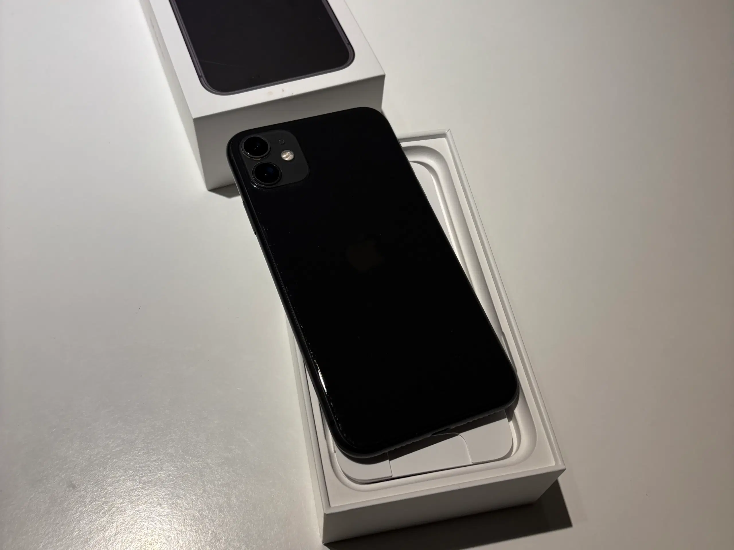 iPhone 11. mega god stand. 64g