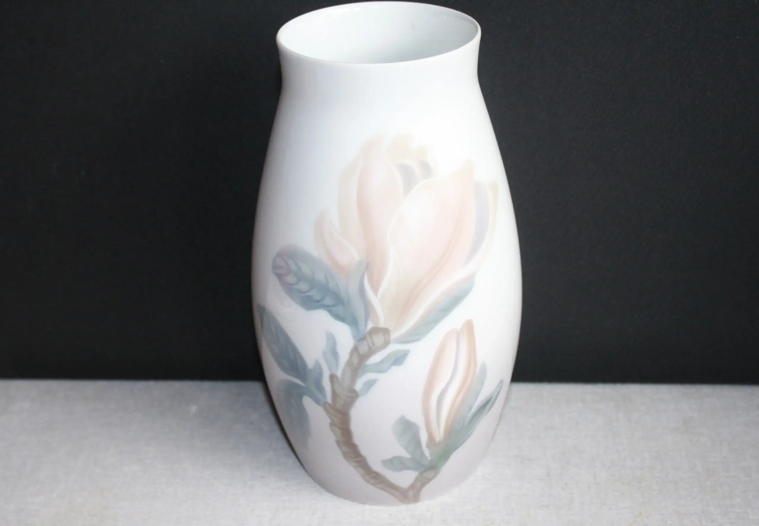 Vase med Magnolia Bing og Grøndahl