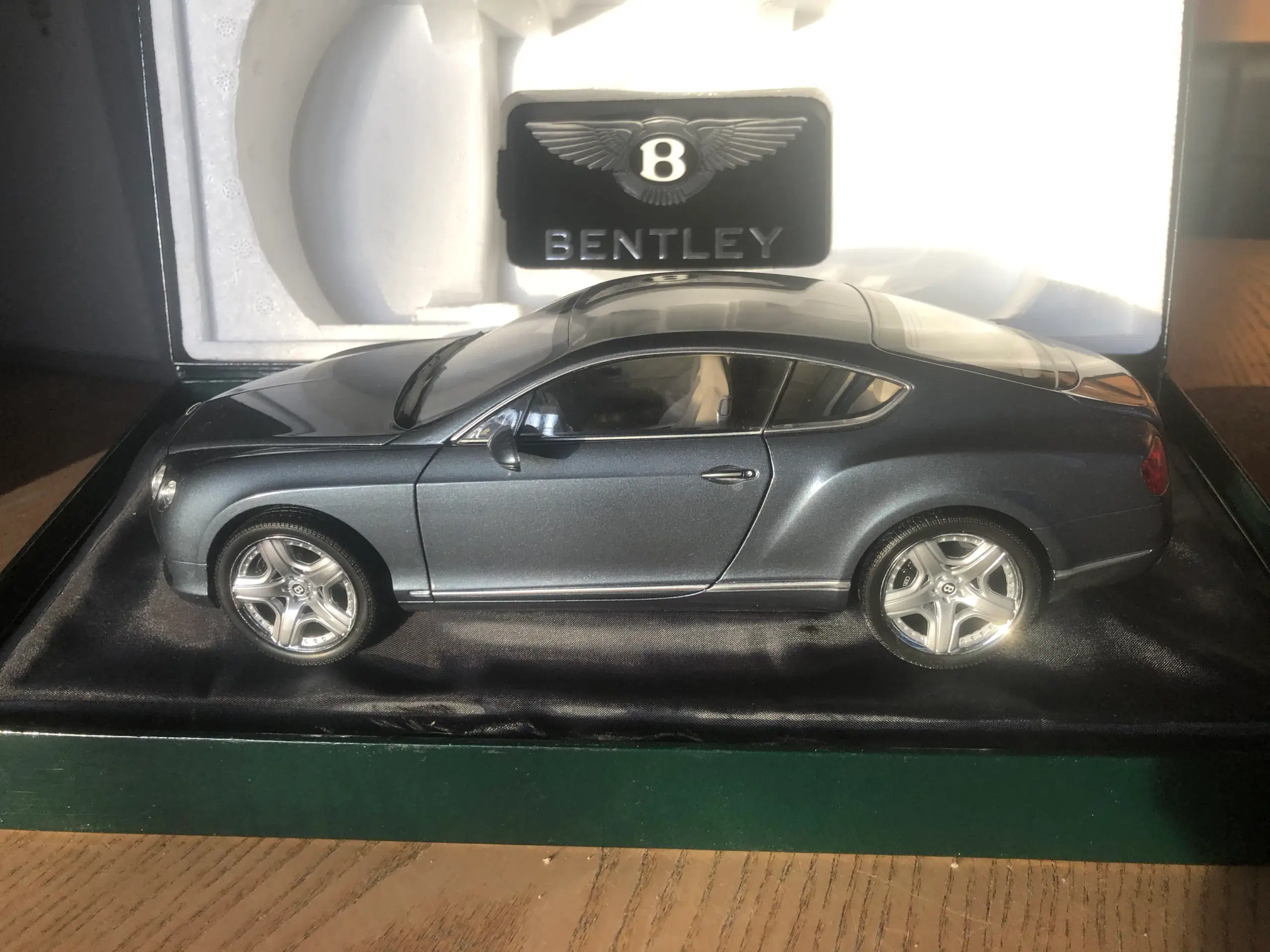 1:18 Bentley Continental GT 2011 Dealer