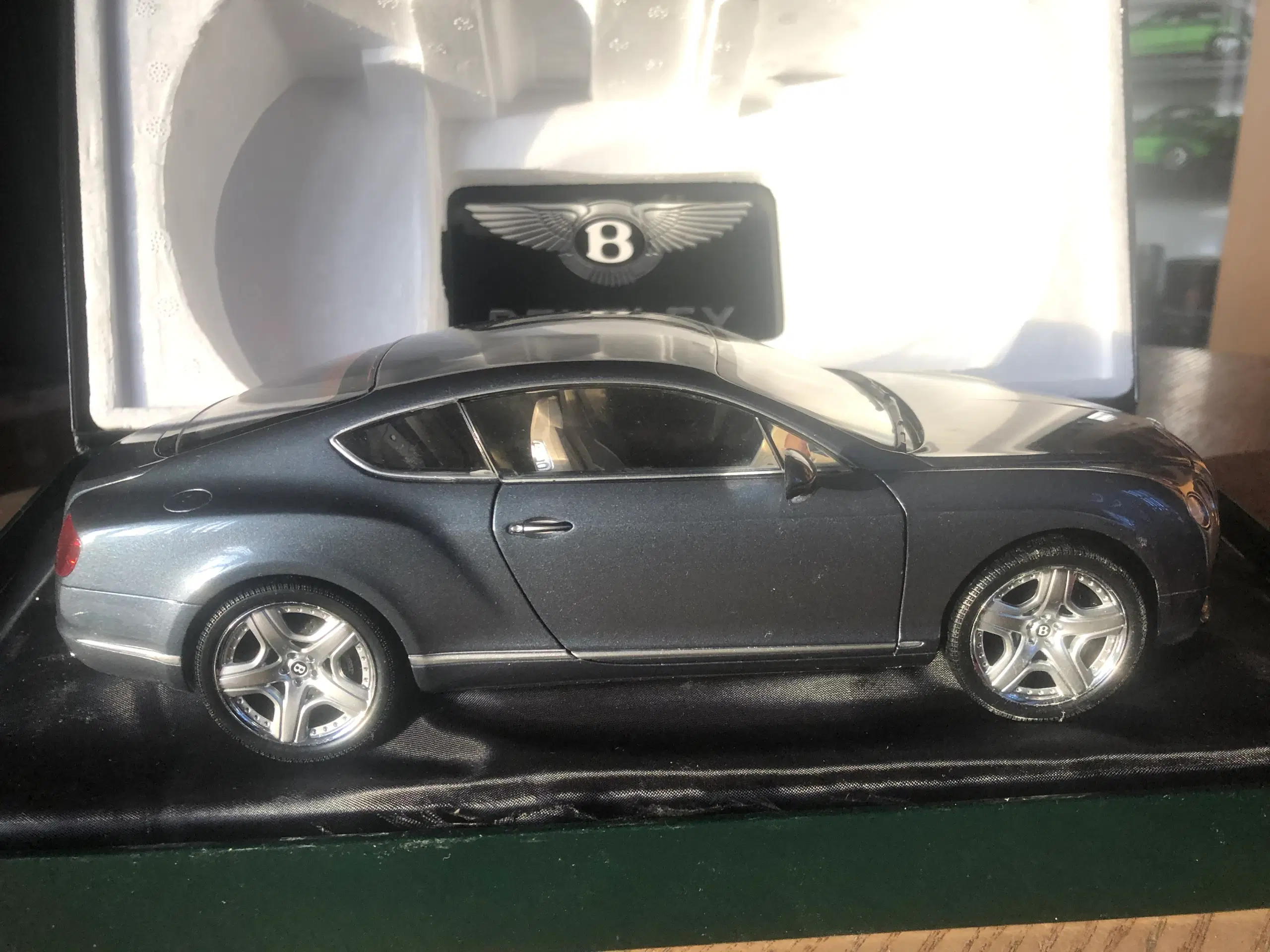 1:18 Bentley Continental GT 2011 Dealer