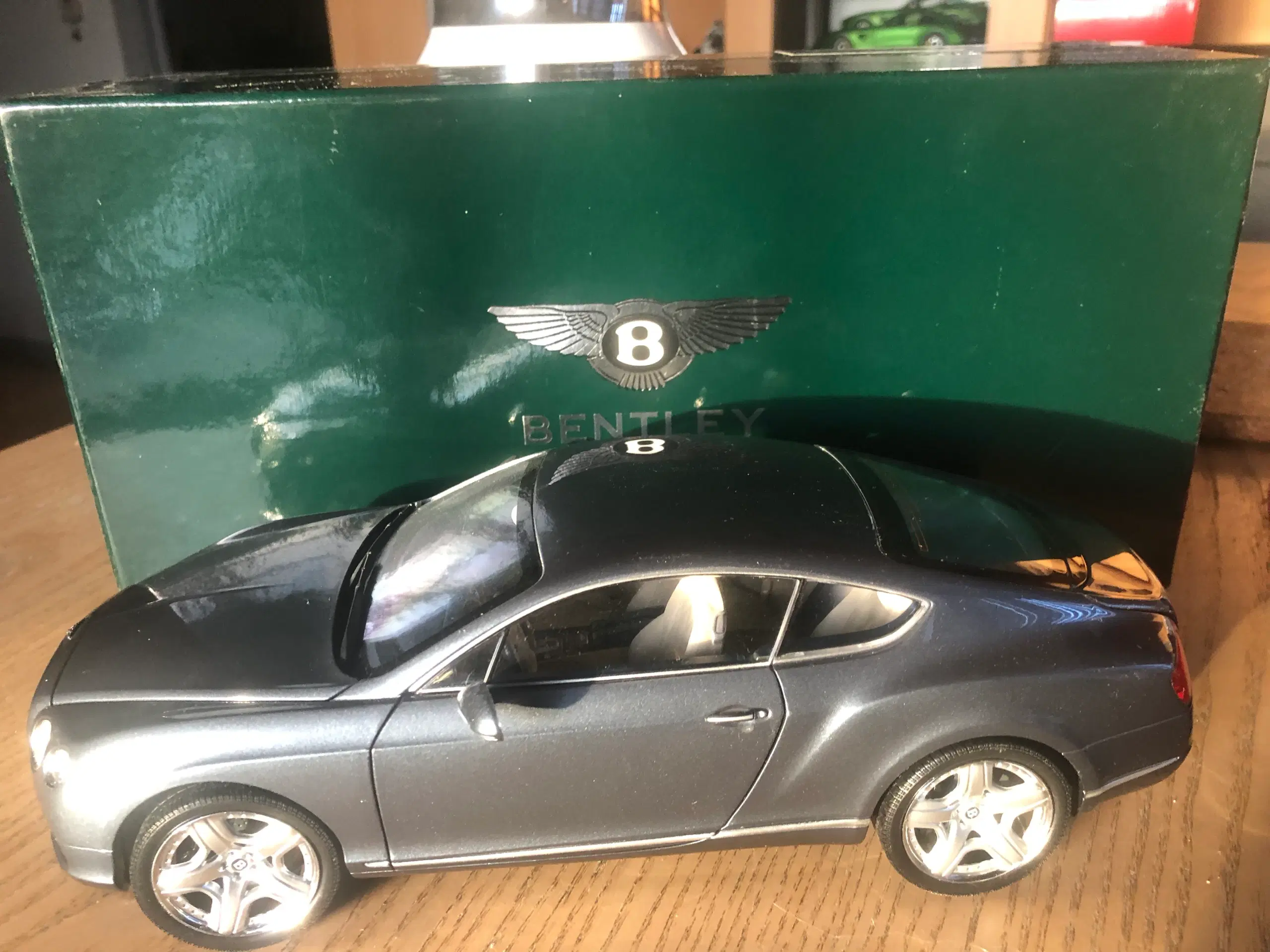 1:18 Bentley Continental GT 2011 Dealer