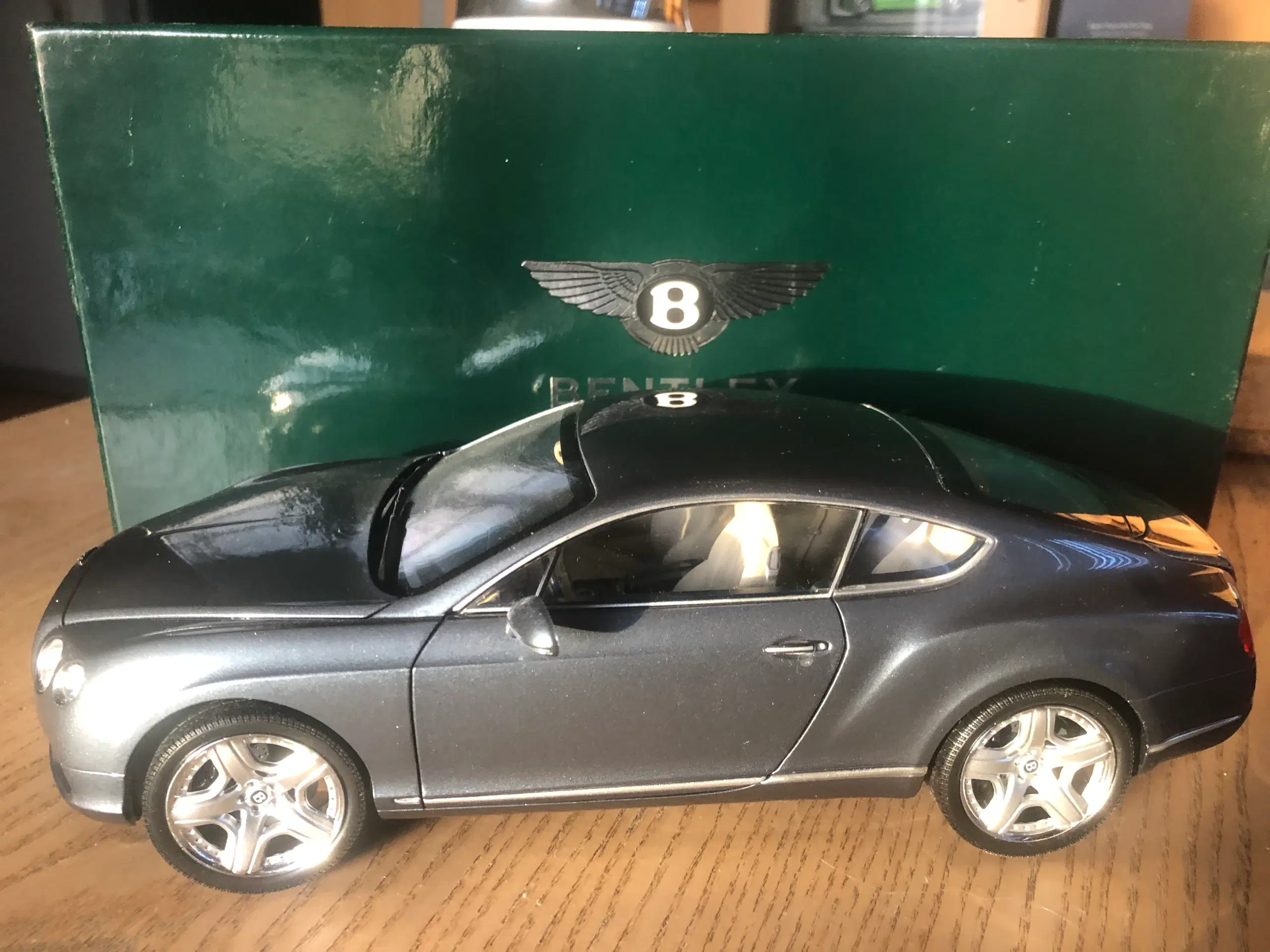 1:18 Bentley Continental GT 2011 Dealer