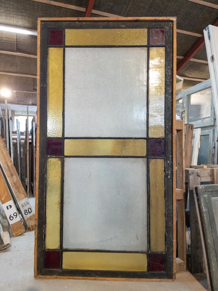 Unikt stort vindue m farvet strukturglas