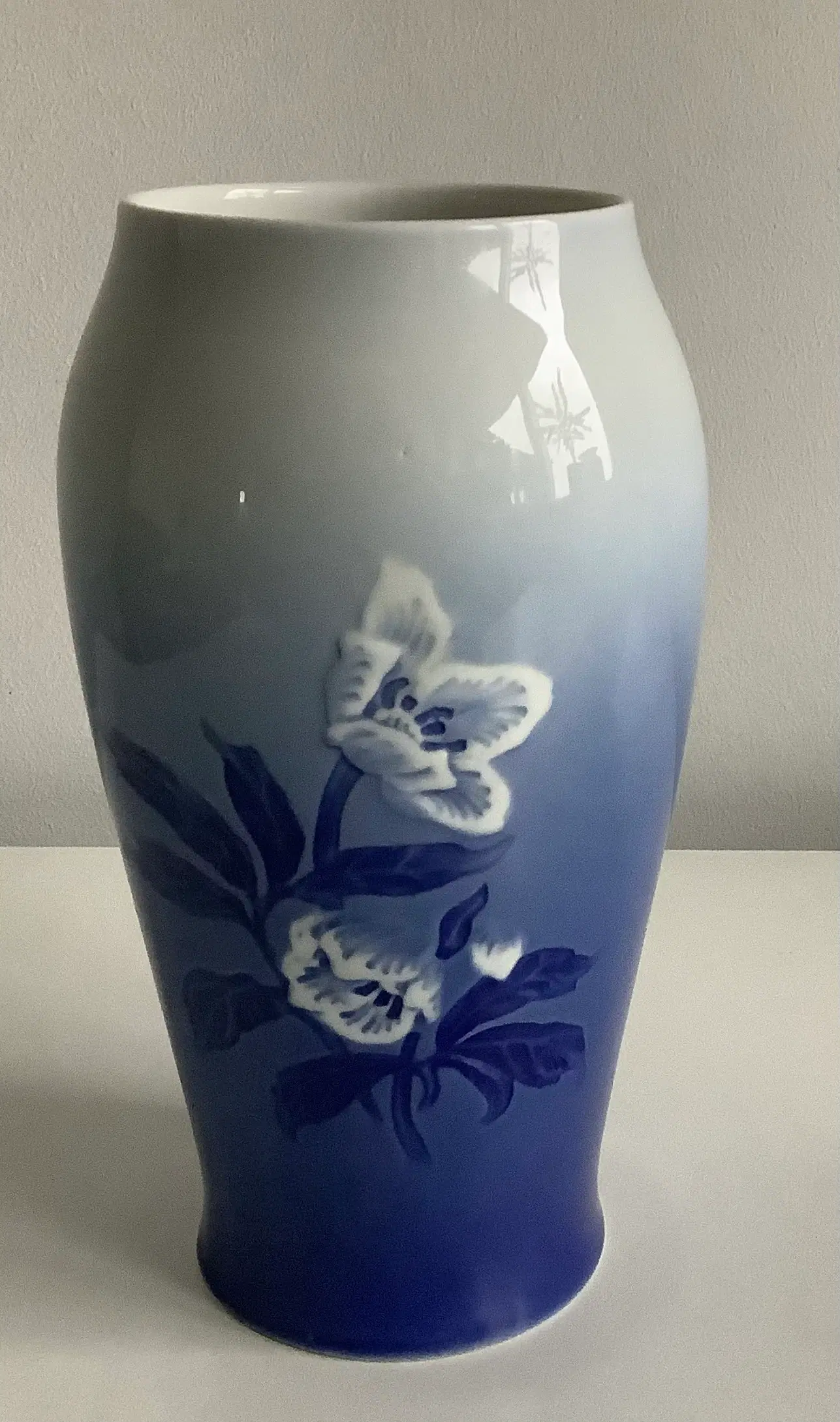 Bing & Grøndahl vase med julerose