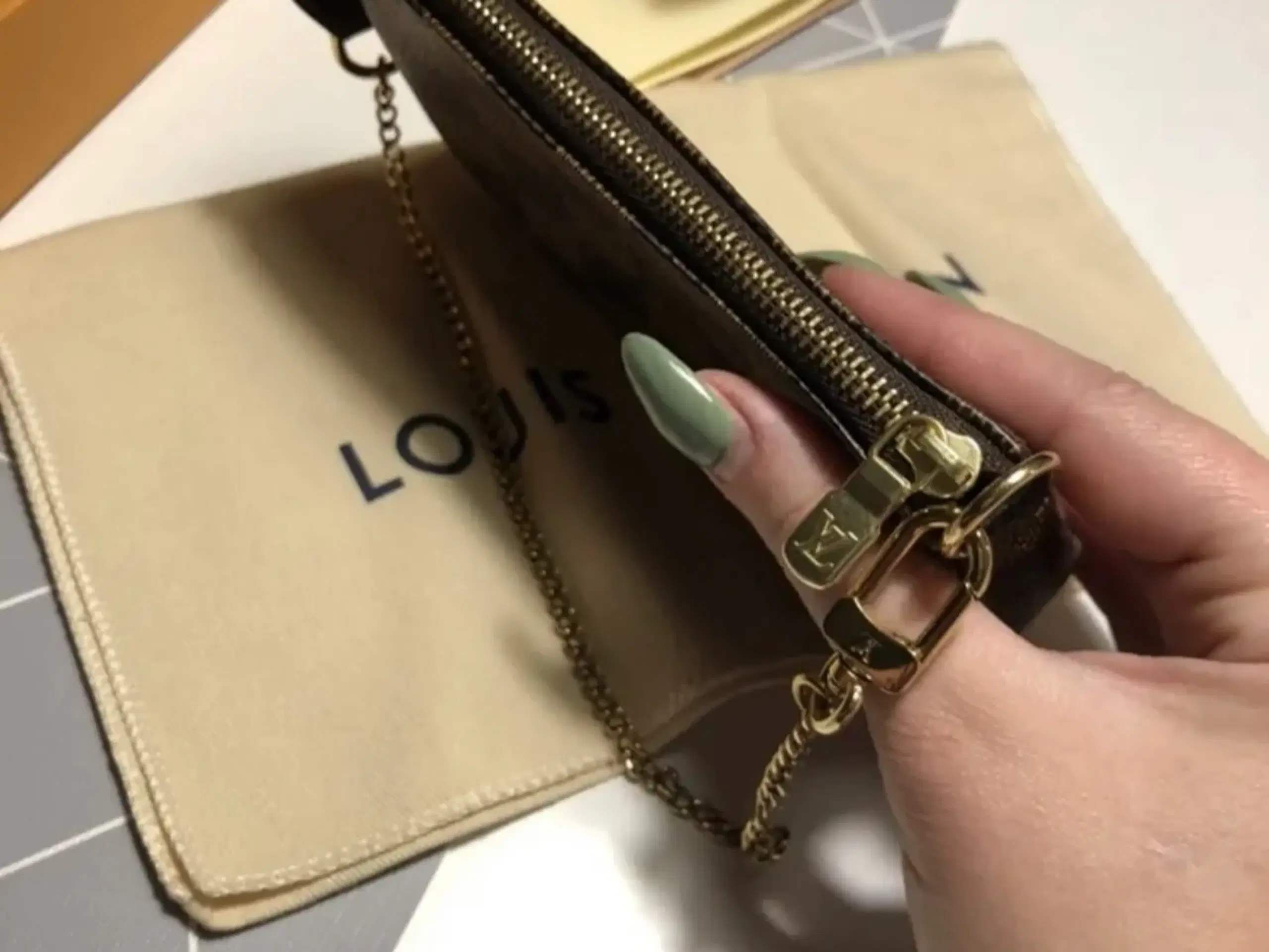 Louis Vuitton mini pochette