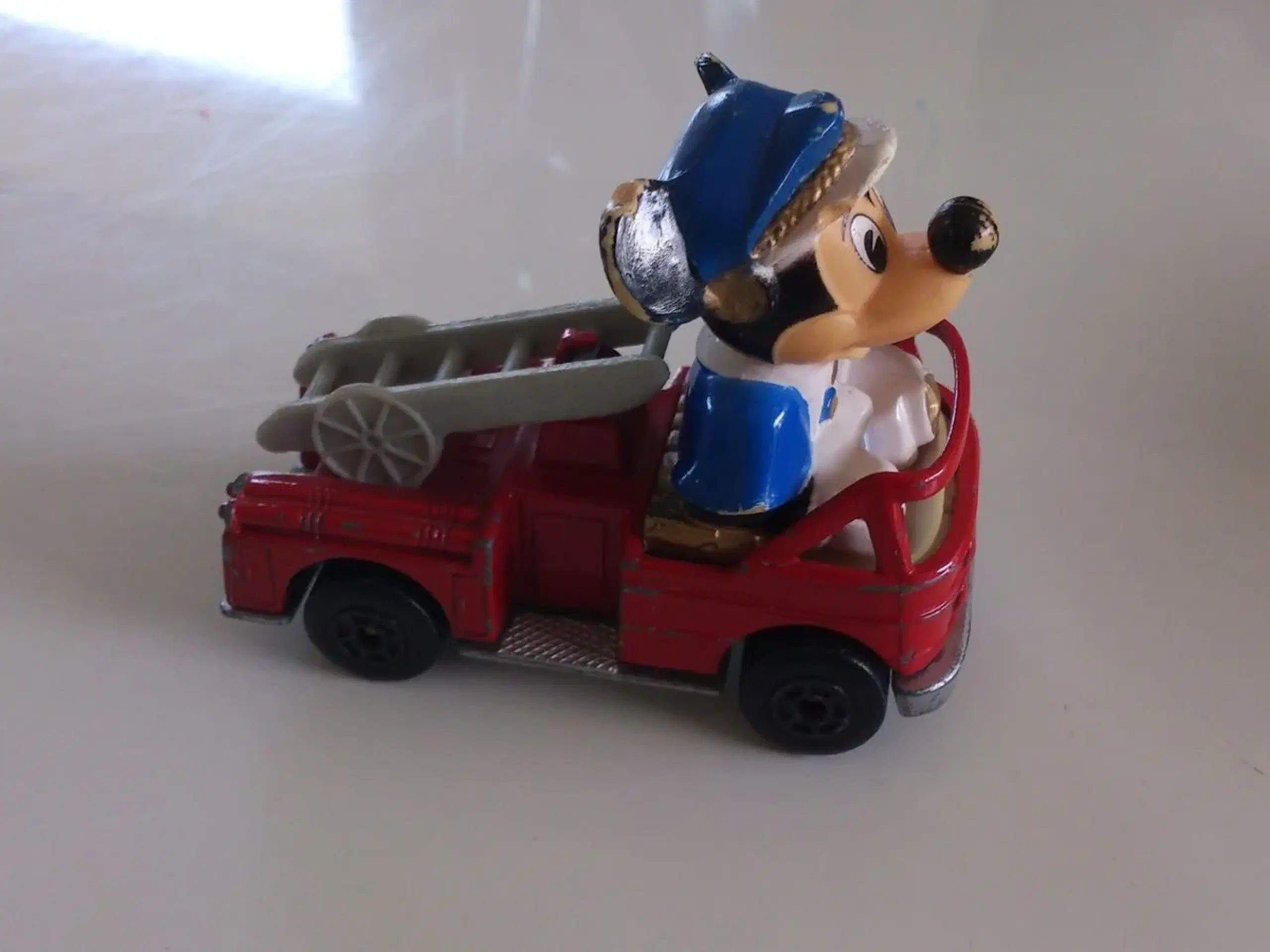 Matchbox bil med Disney figur